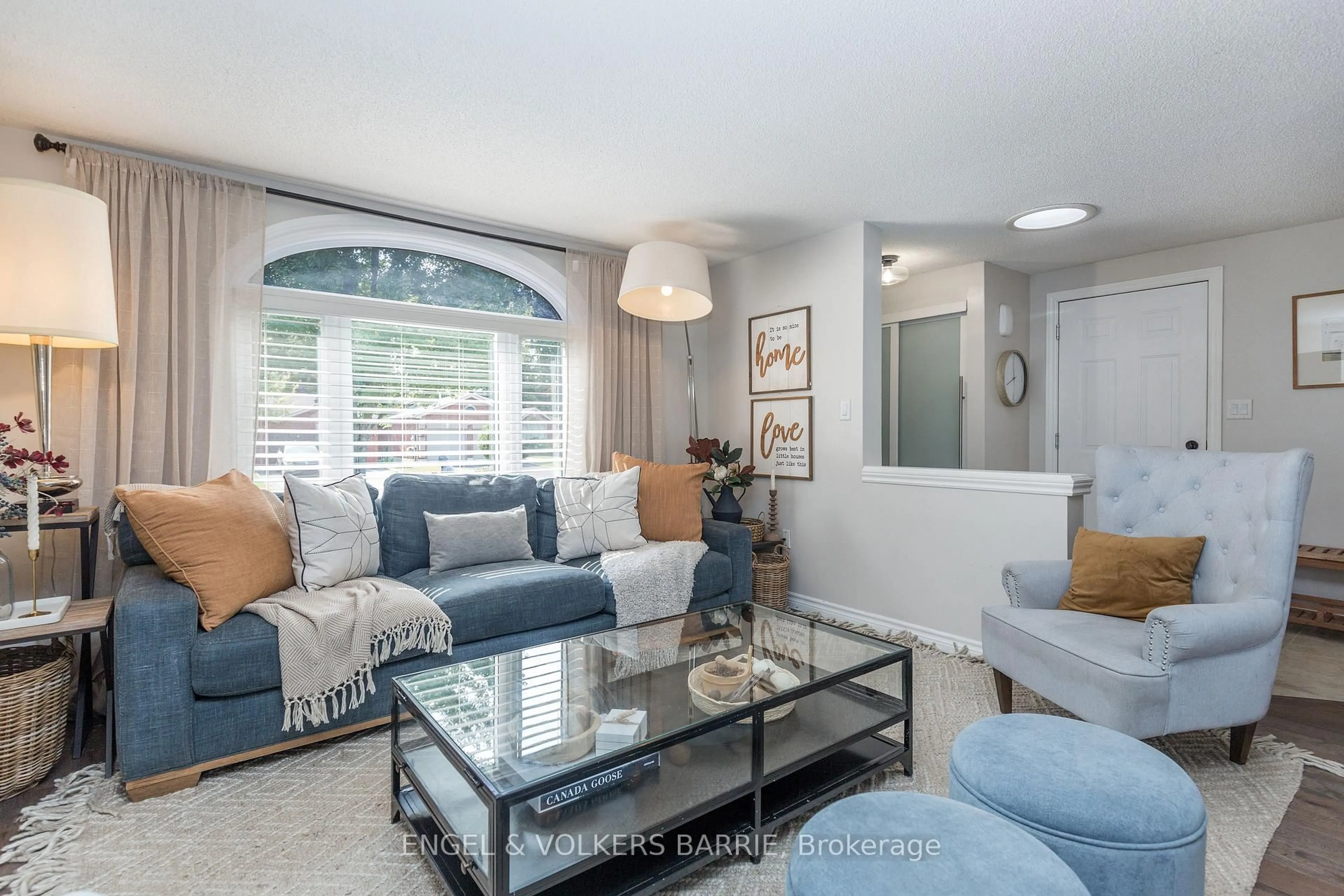 Living room with furniture, unknown for 139 Columbia Rd, Barrie Ontario L4N 8E3