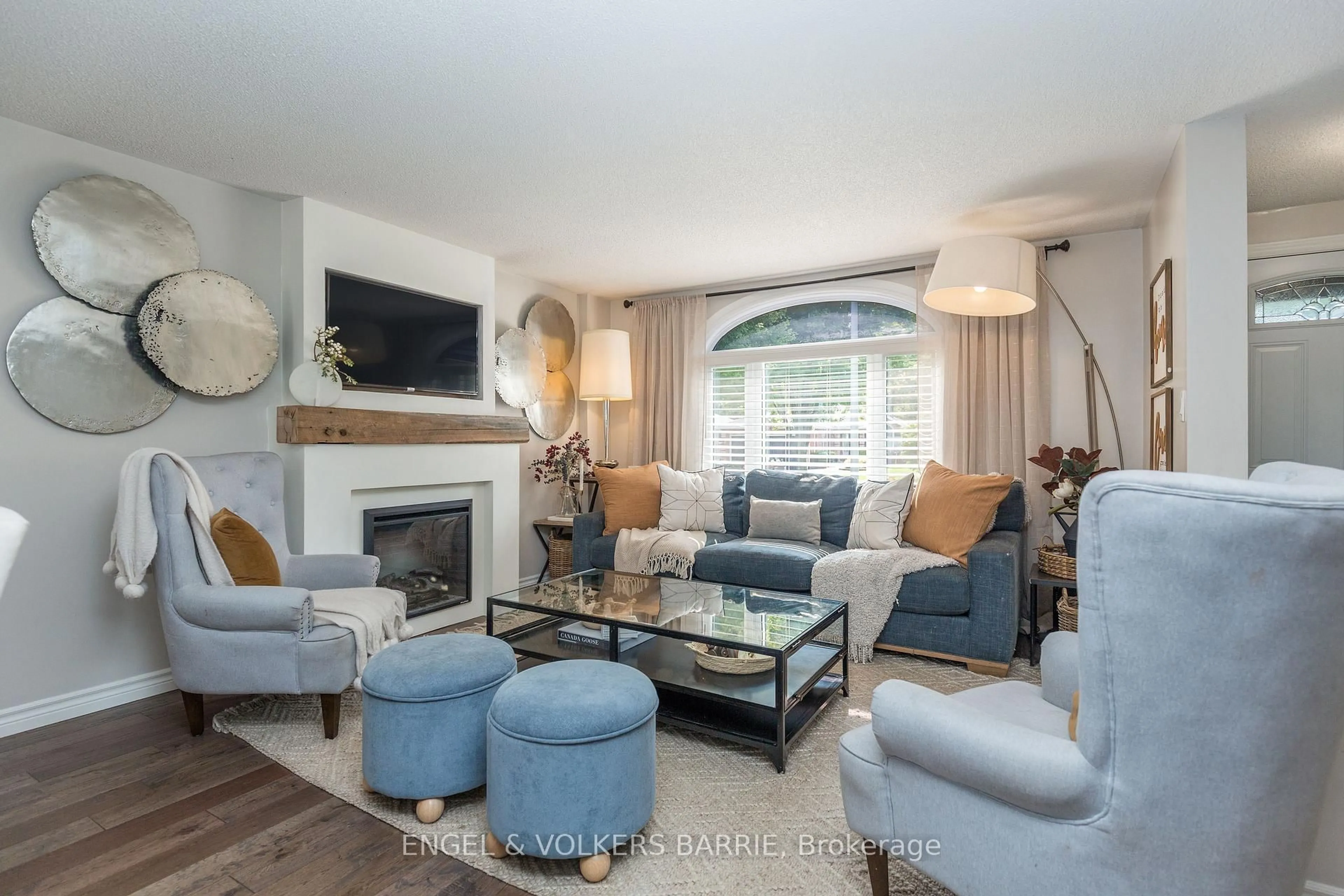 Living room with furniture, unknown for 139 Columbia Rd, Barrie Ontario L4N 8E3