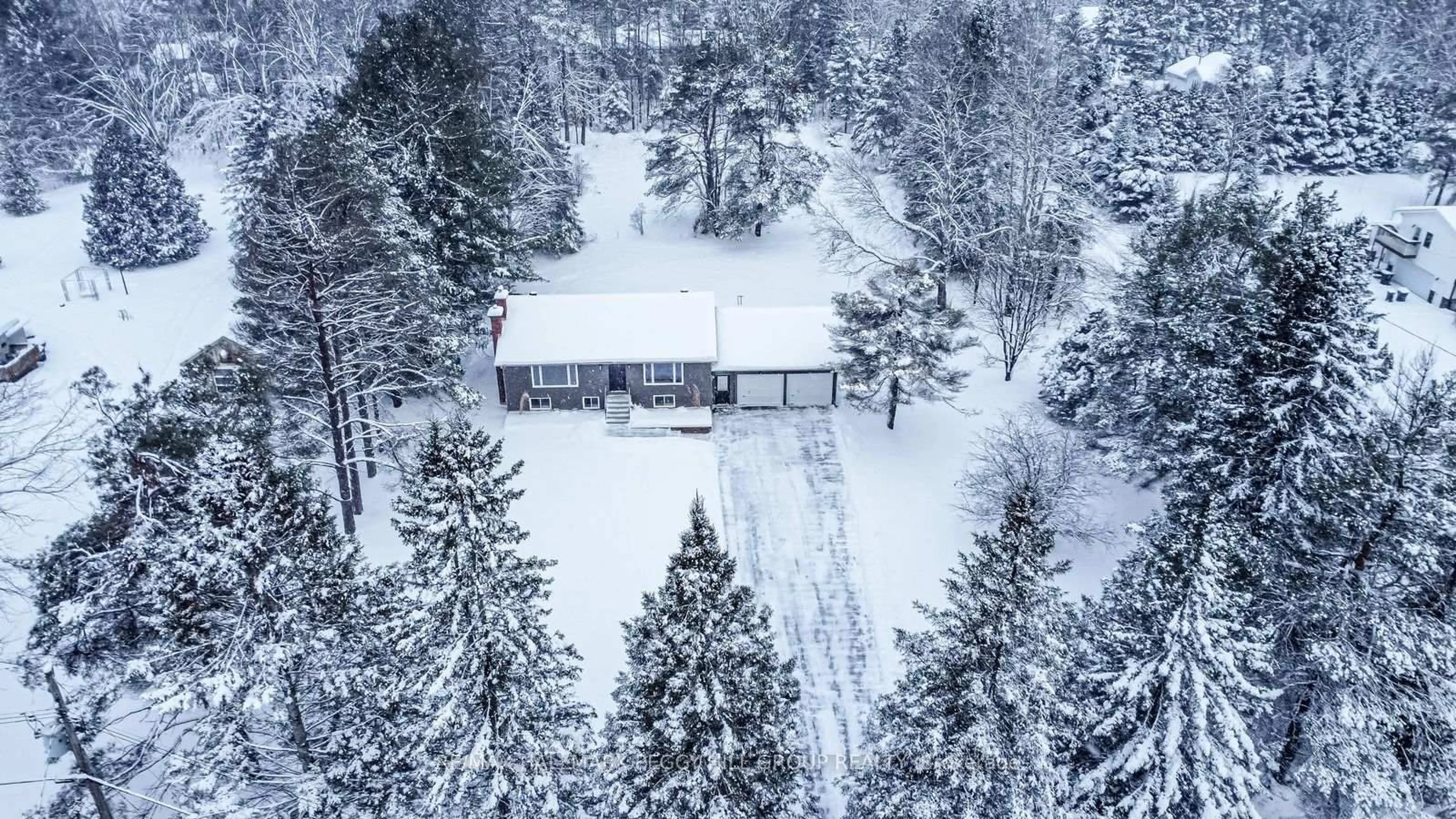 A pic from outside/outdoor area/front of a property/back of a property/a pic from drone, unknown for 16 Hillview Cres, Springwater Ontario L9X 1N4