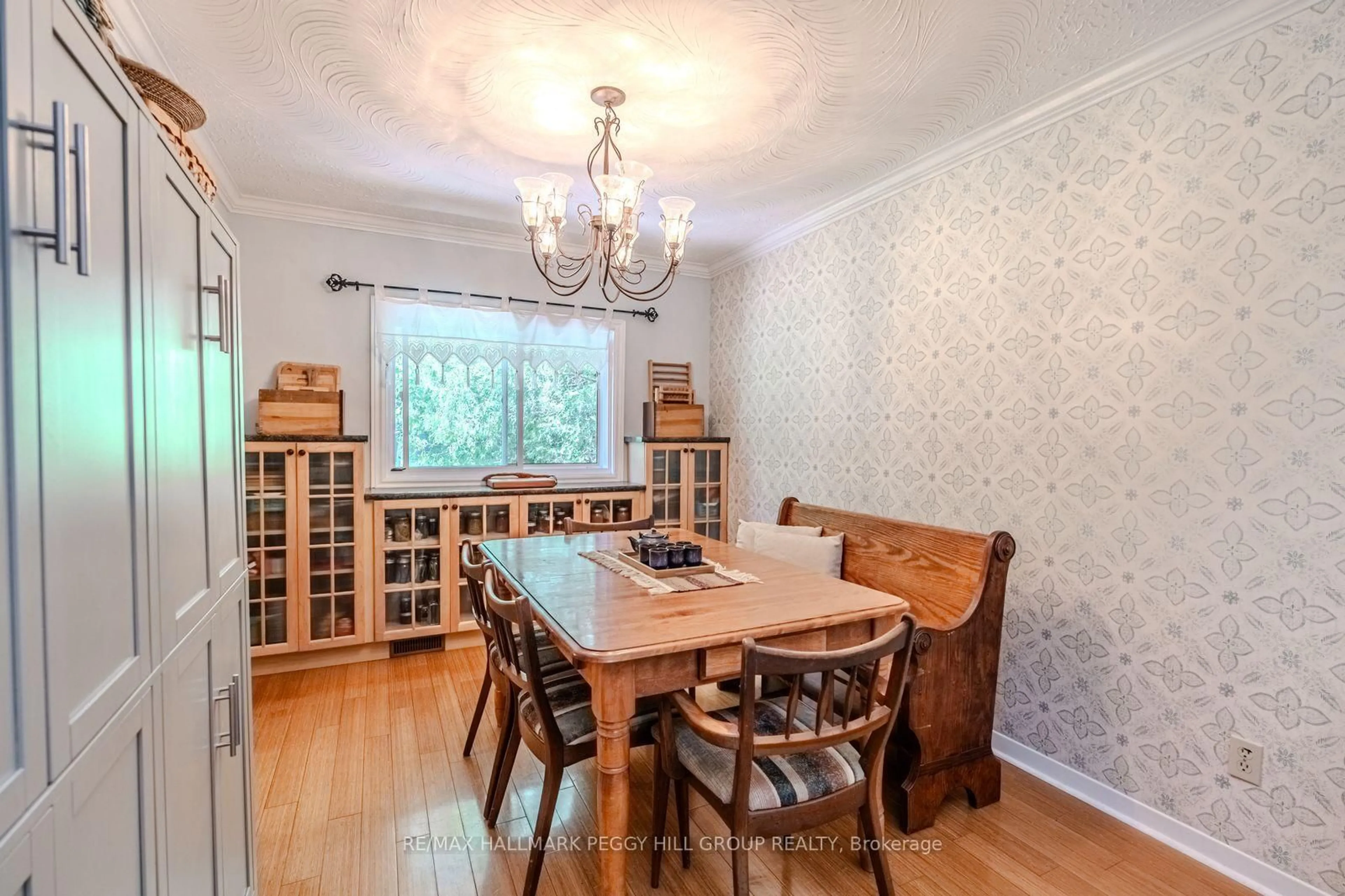 Dining room, wood/laminate floor for 828 Dominion Ave, Midland Ontario L4R 1S7