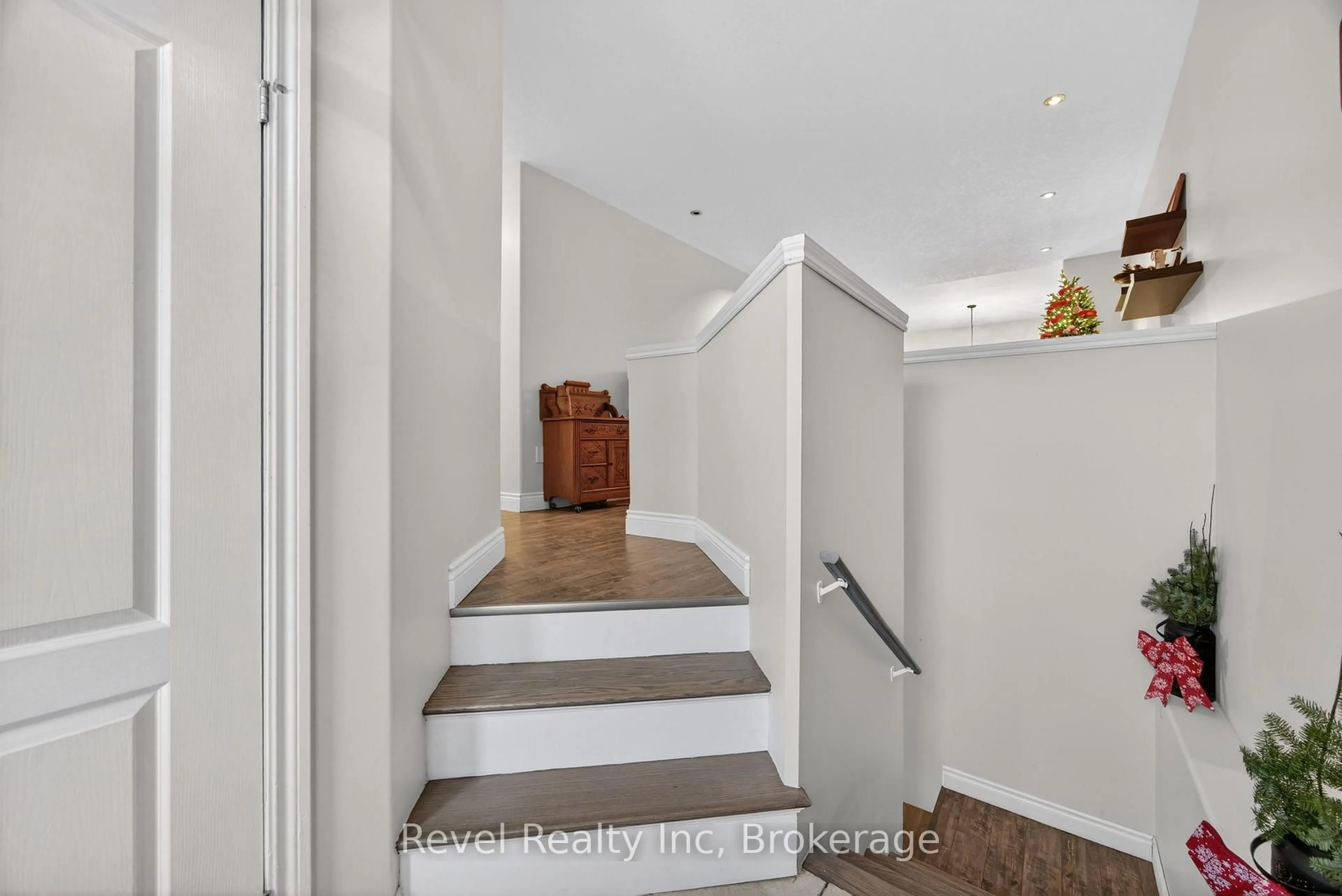 Indoor foyer for 61 RUE VANIER, Tiny Ontario L9M 0J2