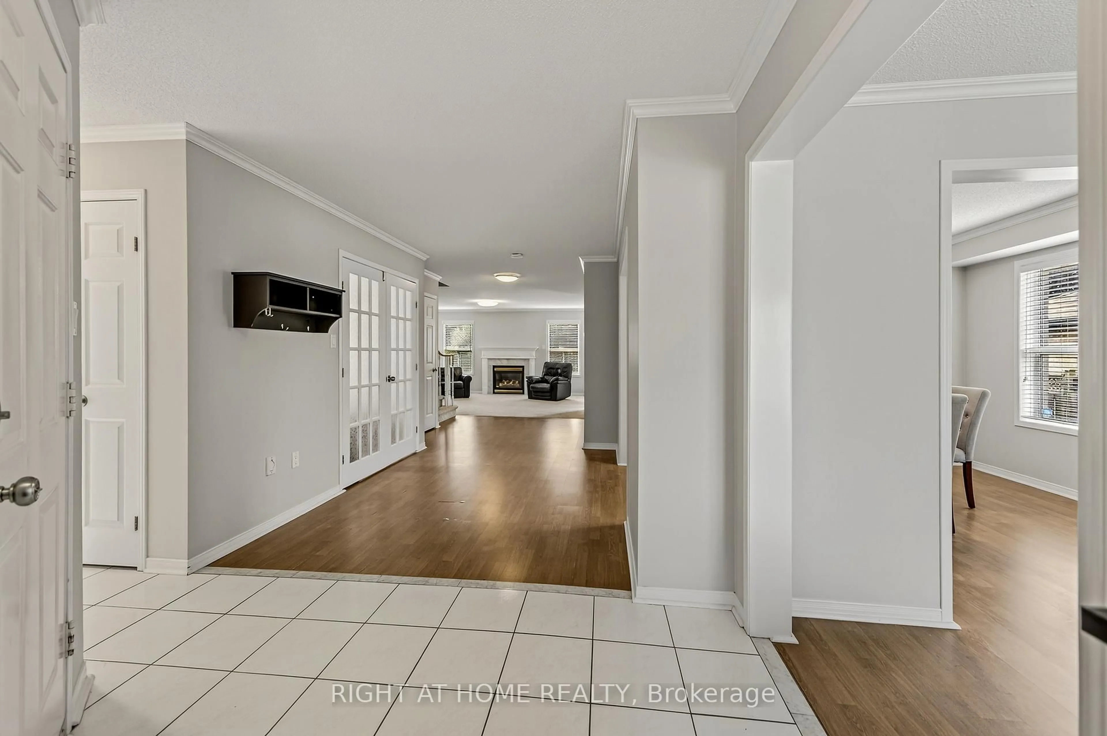 Indoor entryway for 59 Kingsridge Rd, Barrie Ontario L4N 8V2