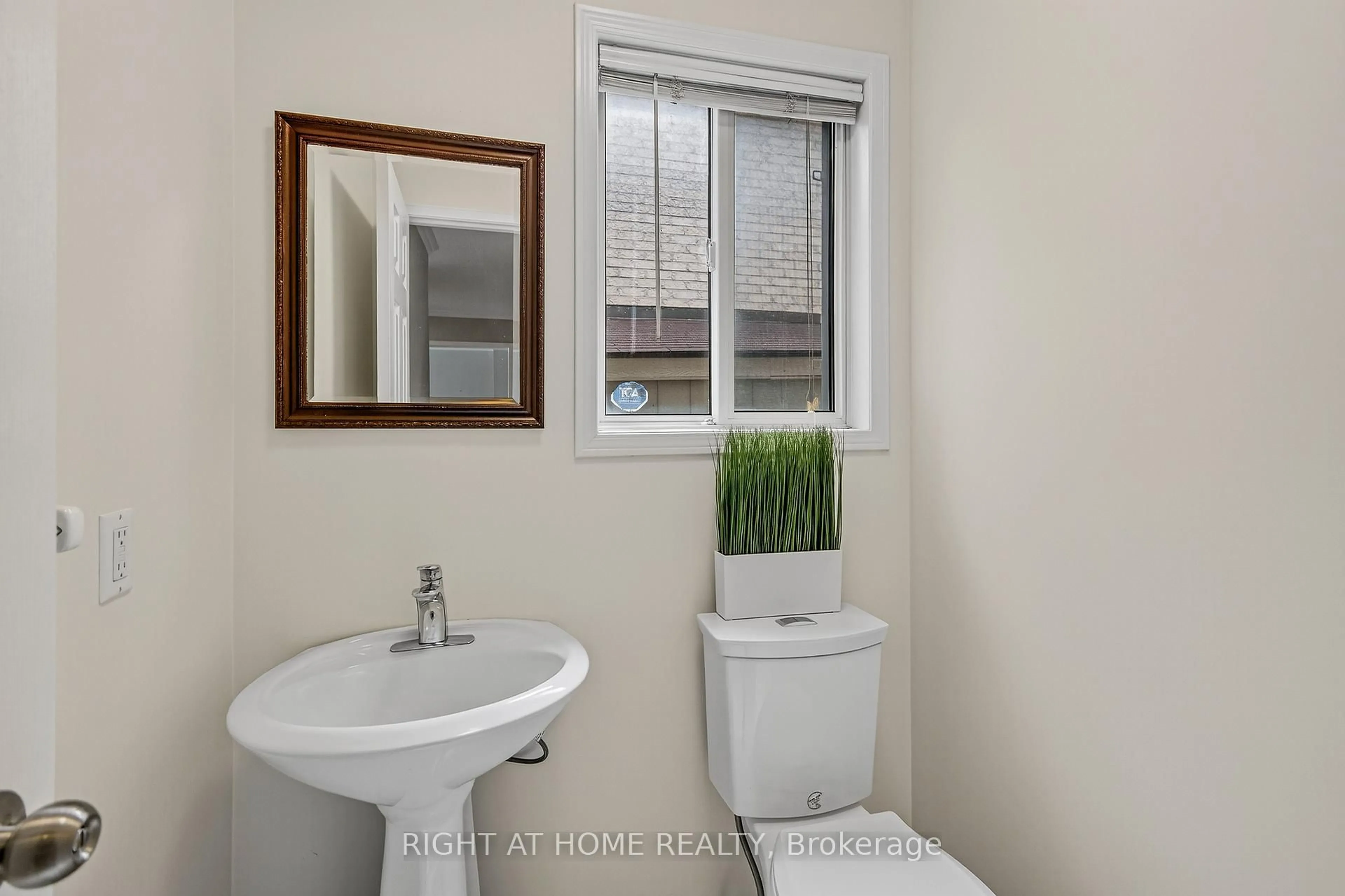 Standard bathroom, ceramic/tile floor for 59 Kingsridge Rd, Barrie Ontario L4N 8V2