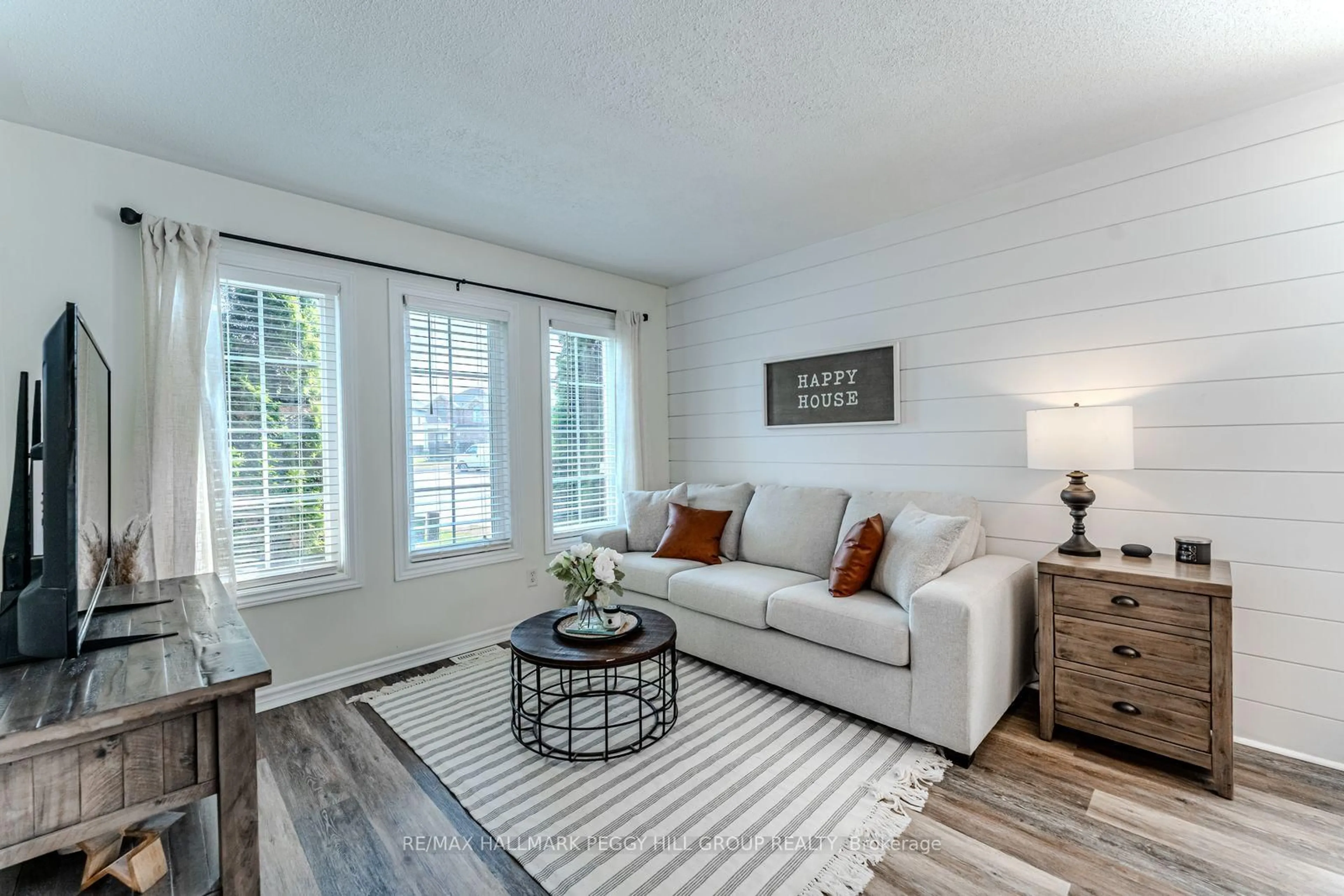 Living room with furniture, unknown for 14 Regina Rd, Barrie Ontario L4M 7J1