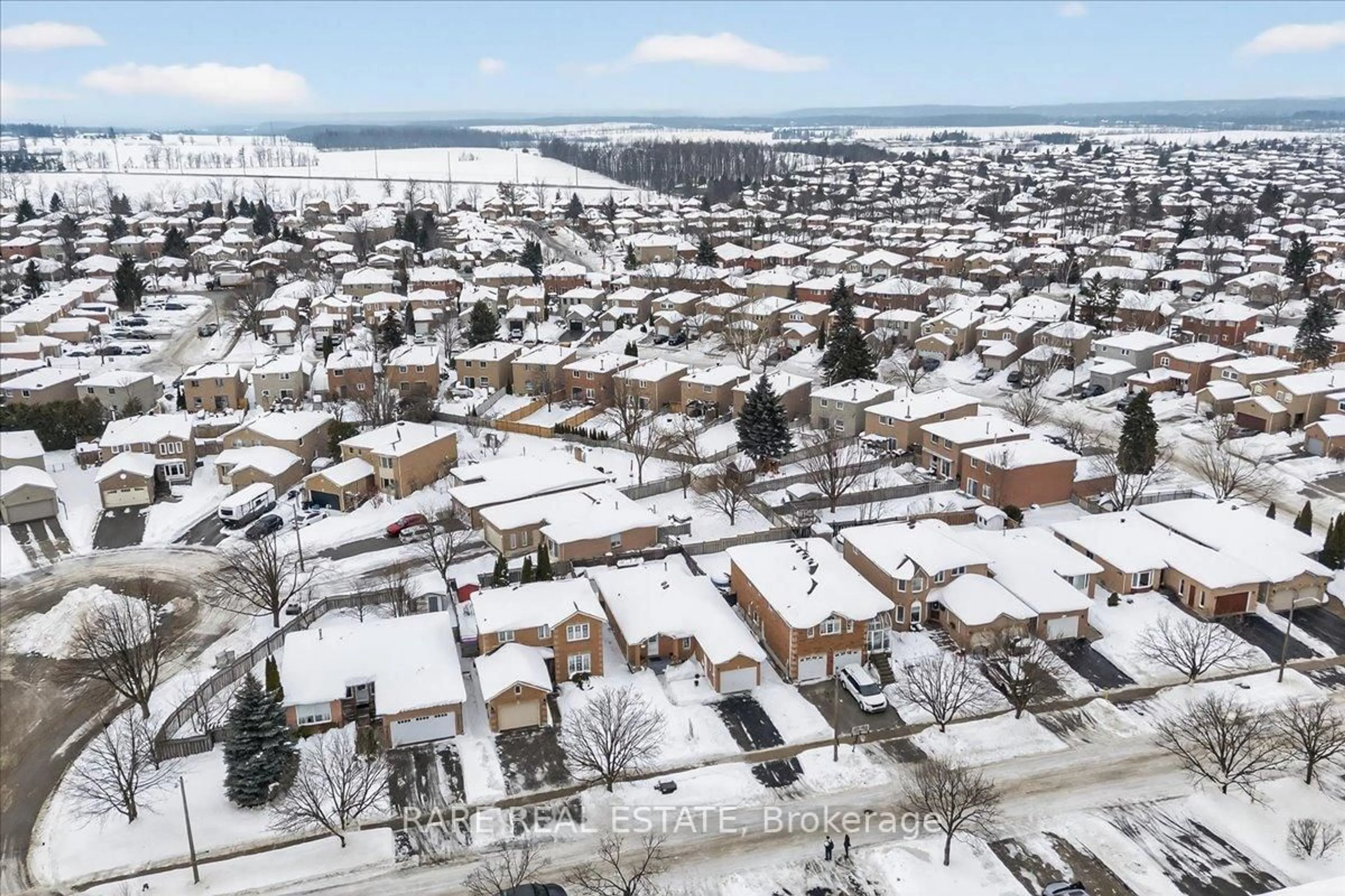 A pic from outside/outdoor area/front of a property/back of a property/a pic from drone, street for 30 Mcveigh Dr, Barrie Ontario L4N 7E3