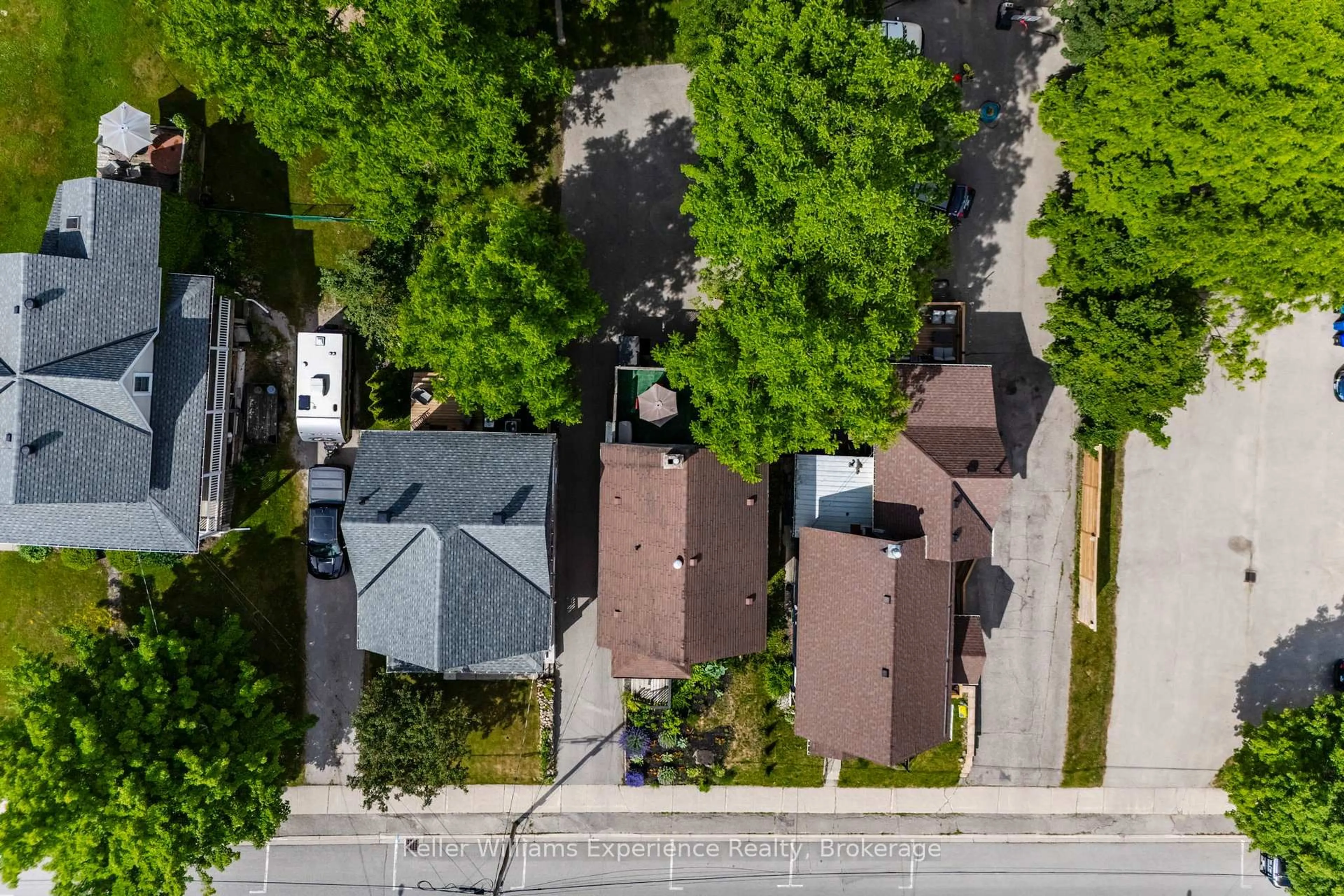 A pic from outside/outdoor area/front of a property/back of a property/a pic from drone, street for 344 First St, Midland Ontario L4R 3P2