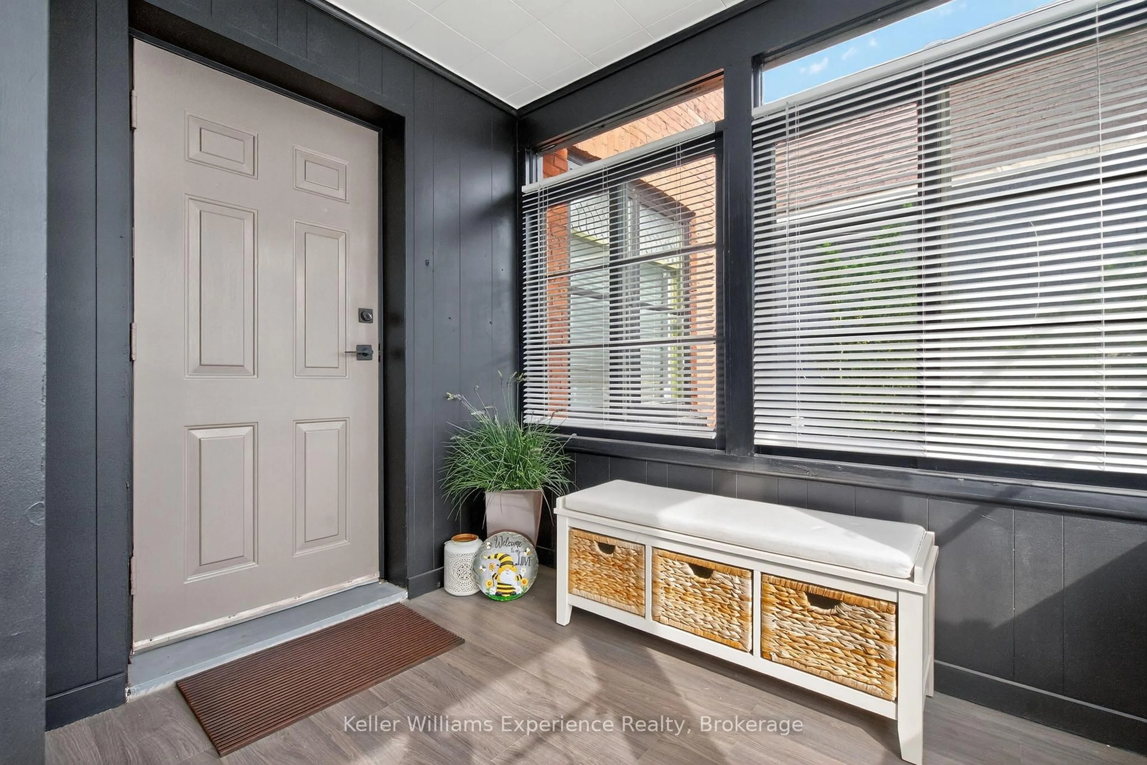 Indoor entryway for 344 First St, Midland Ontario L4R 3P2