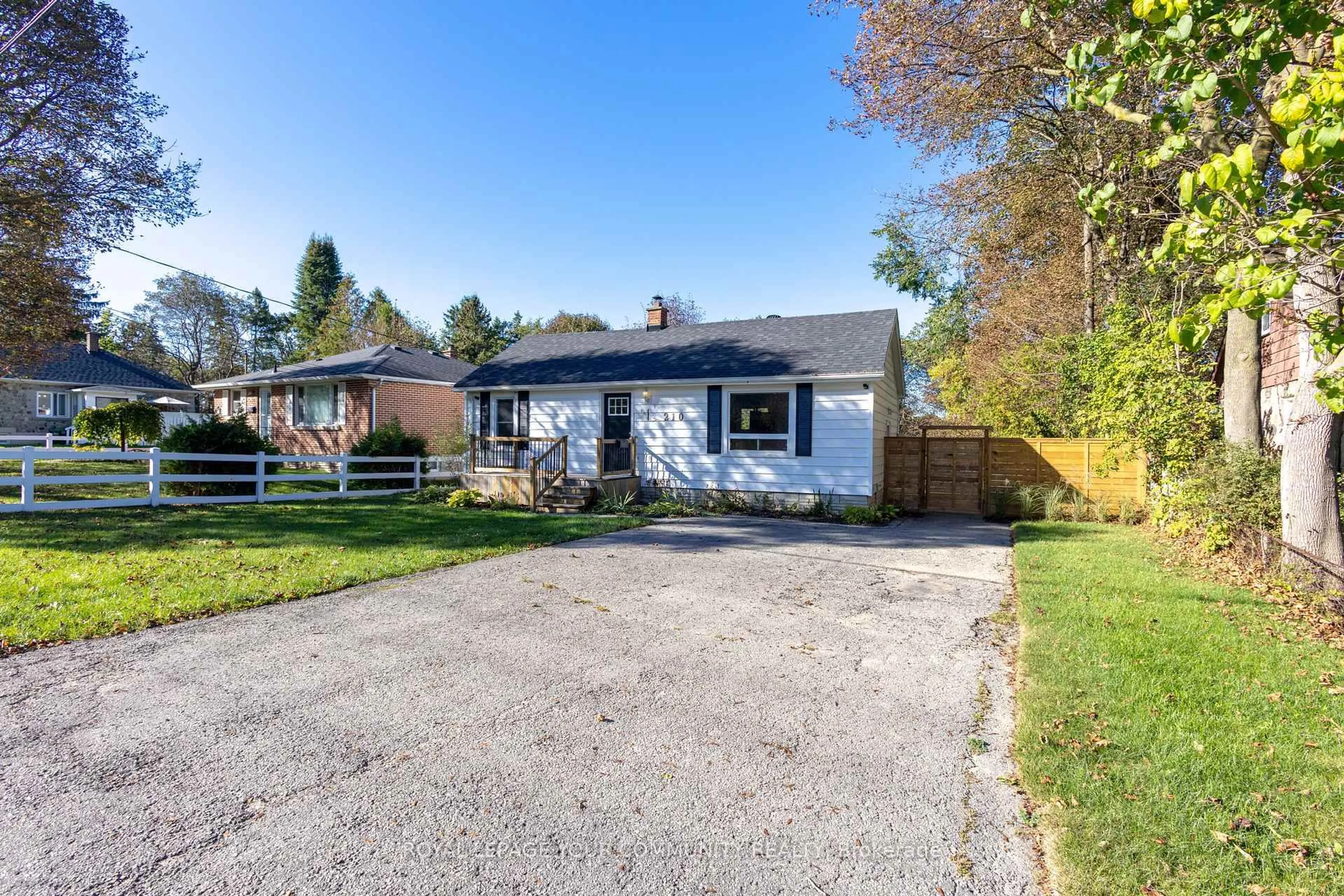 A pic from outside/outdoor area/front of a property/back of a property/a pic from drone, street for 210 Cox Mill Rd, Barrie Ontario L4N 4G5
