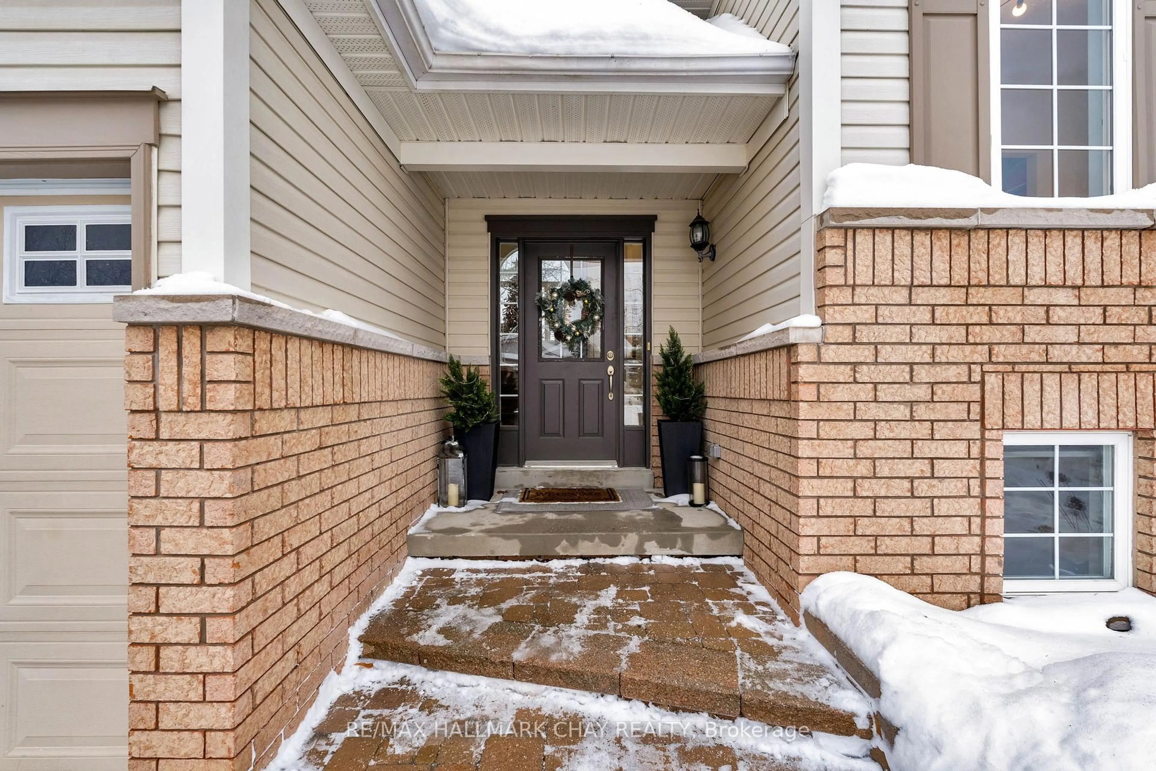 Indoor entryway for 12 Oakmont Ave, Oro-Medonte Ontario L0L 2L0