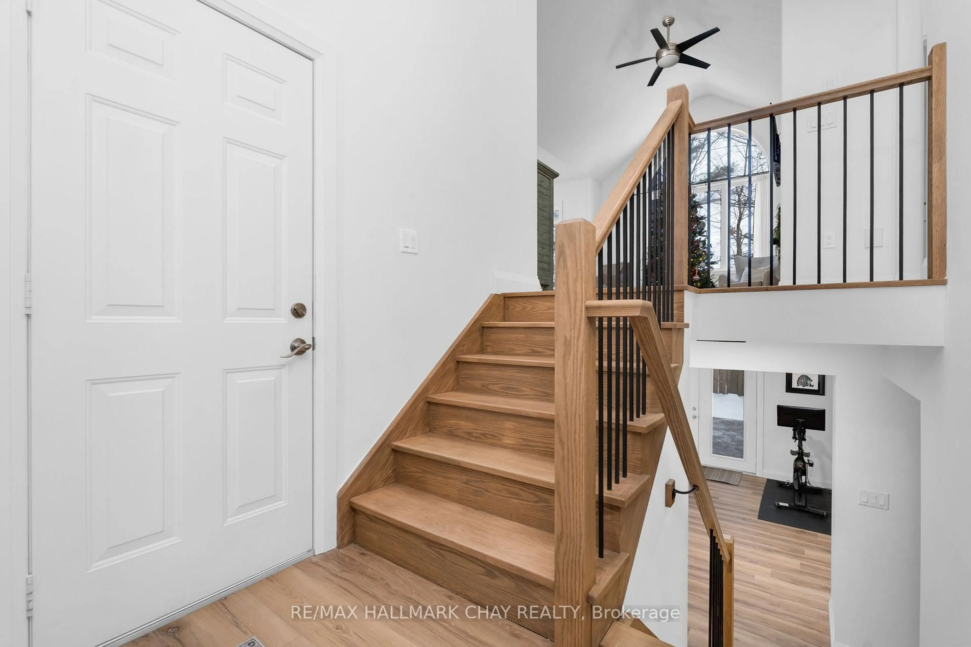 Indoor entryway for 12 Oakmont Ave, Oro-Medonte Ontario L0L 2L0