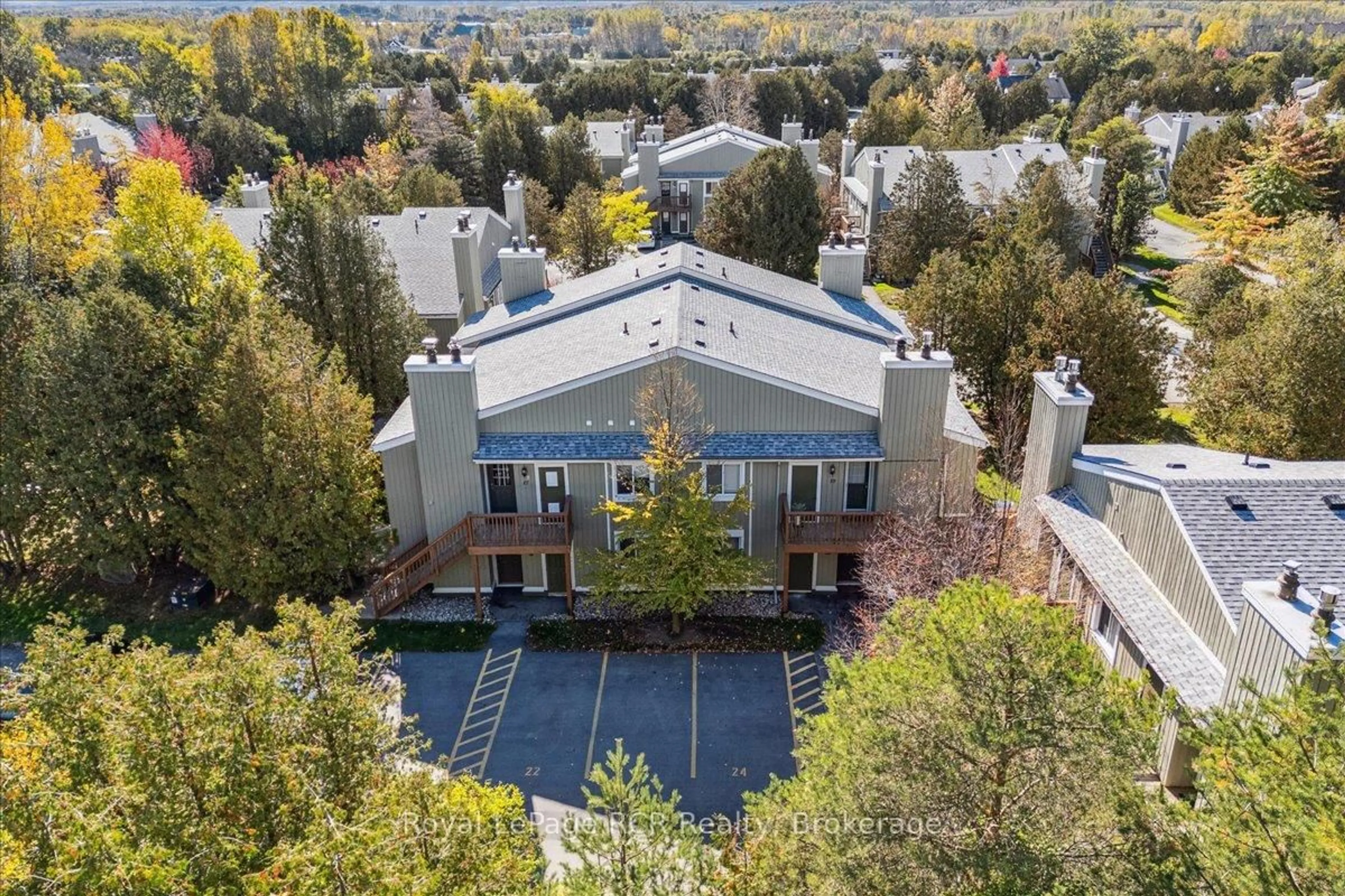 A pic from outside/outdoor area/front of a property/back of a property/a pic from drone, unknown for 15 Dawson Dr #17, Collingwood Ontario L9Y 5B4