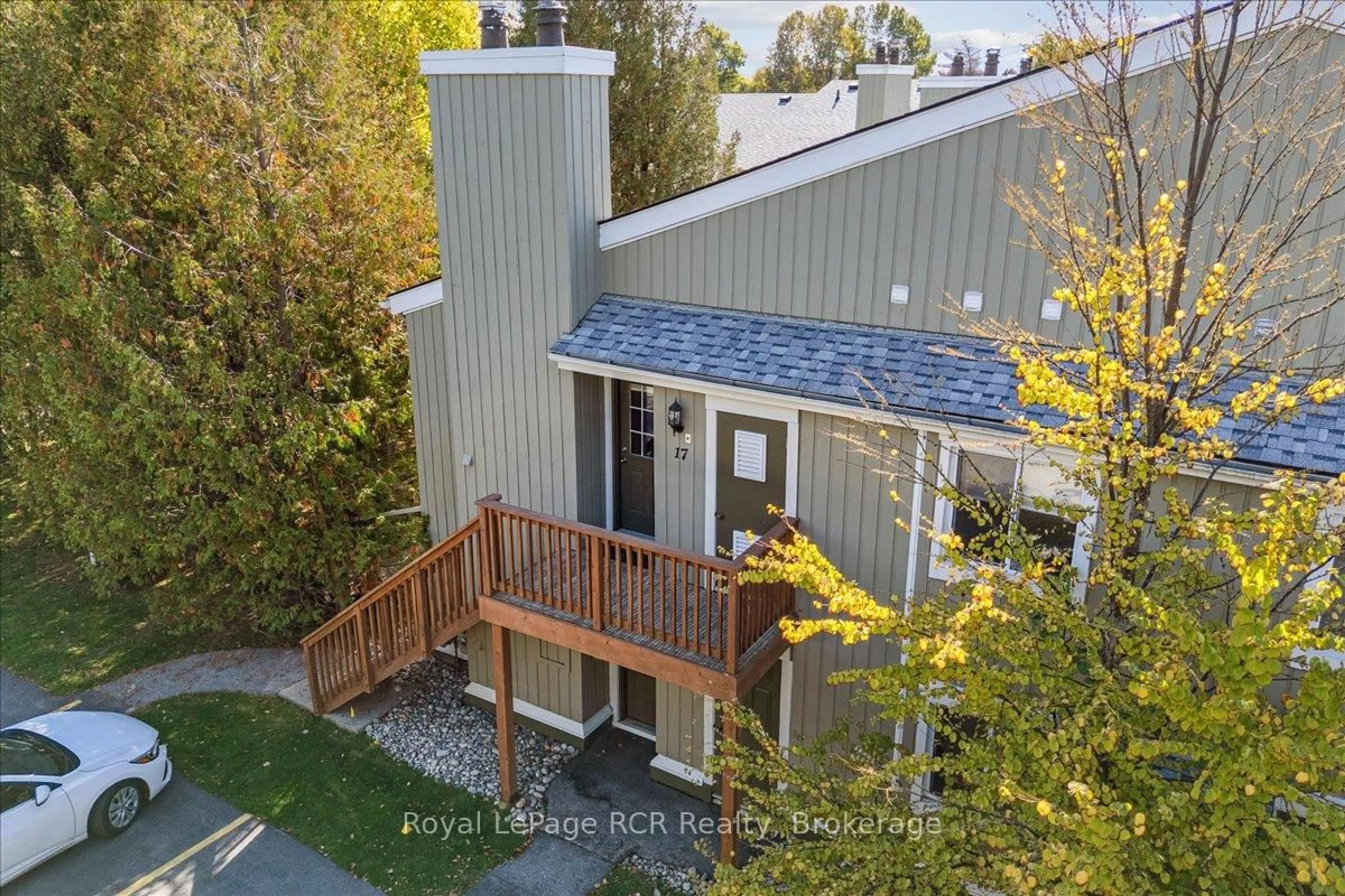 A pic from outside/outdoor area/front of a property/back of a property/a pic from drone, unknown for 15 Dawson Dr #17, Collingwood Ontario L9Y 5B4