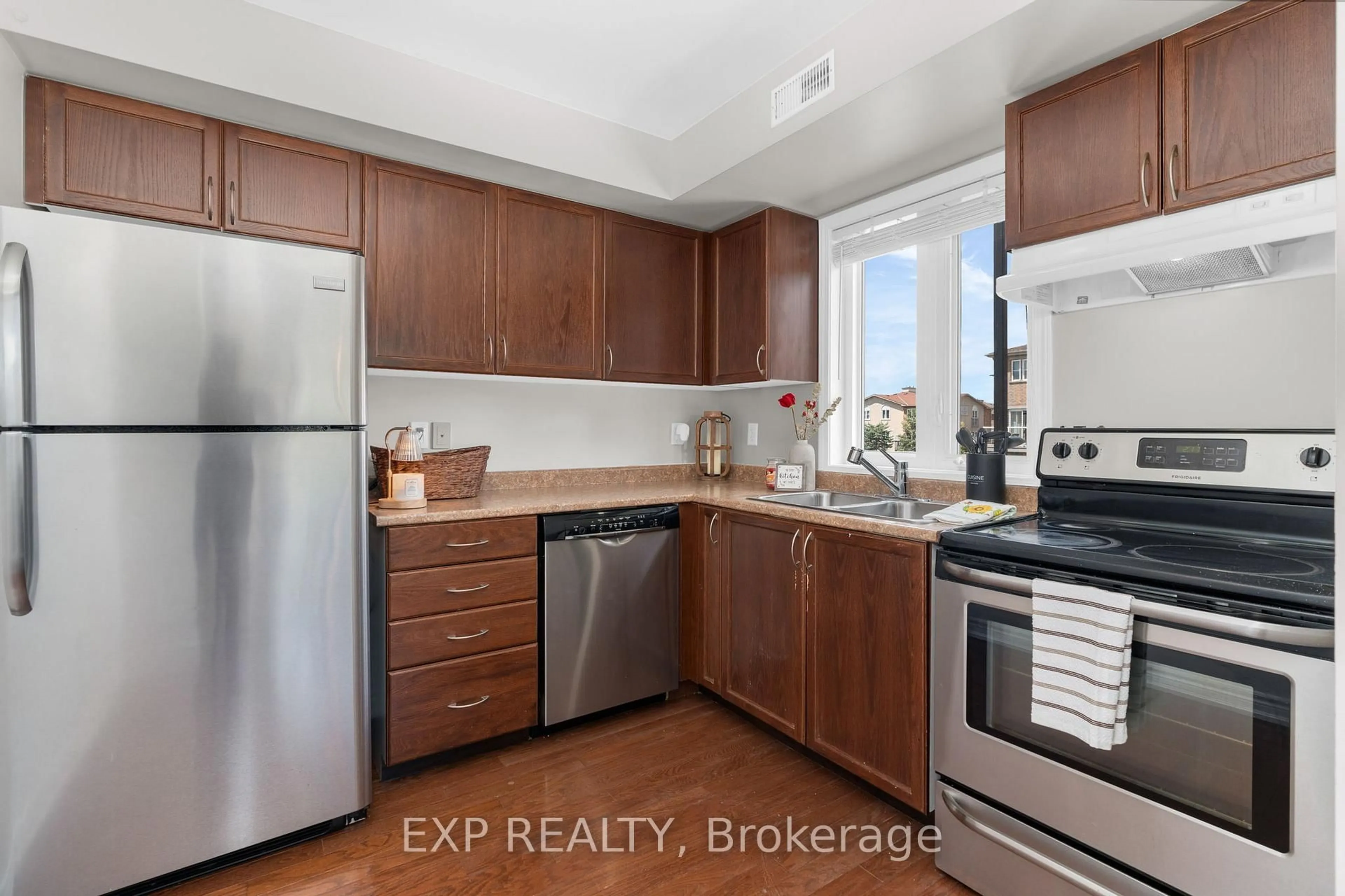 Standard kitchen, unknown for 135 Sydenham Wells #3, Barrie Ontario L4M 0H3