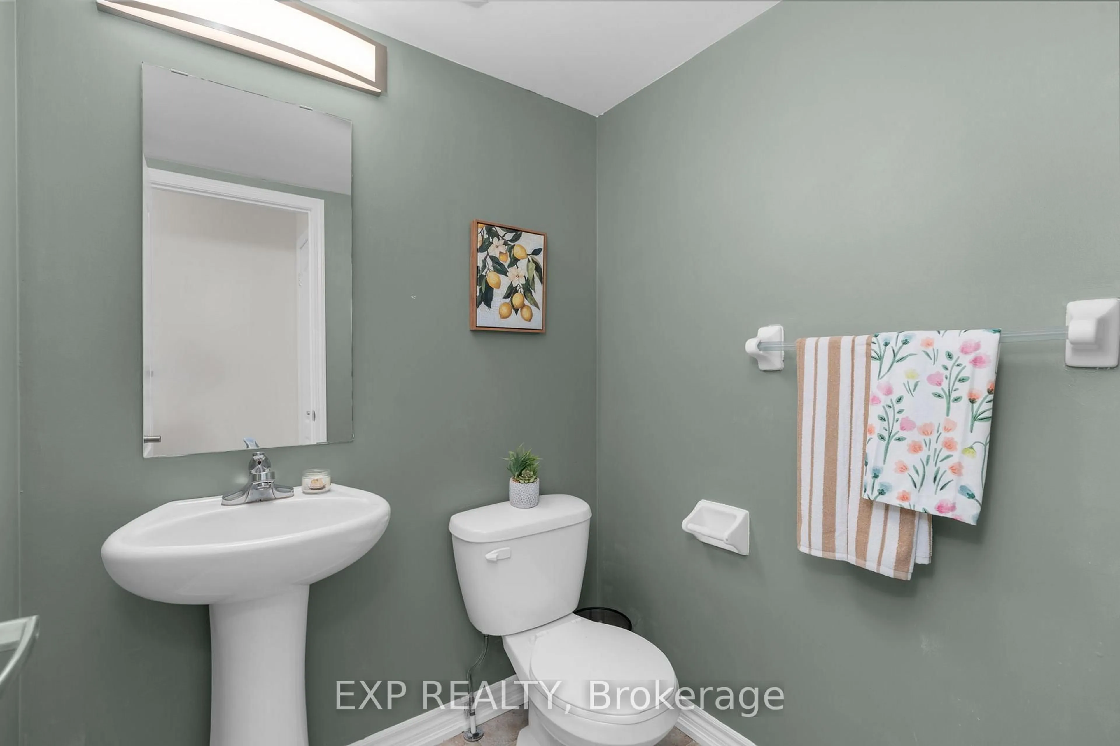 Standard bathroom, ceramic/tile floor for 135 Sydenham Wells #3, Barrie Ontario L4M 0H3