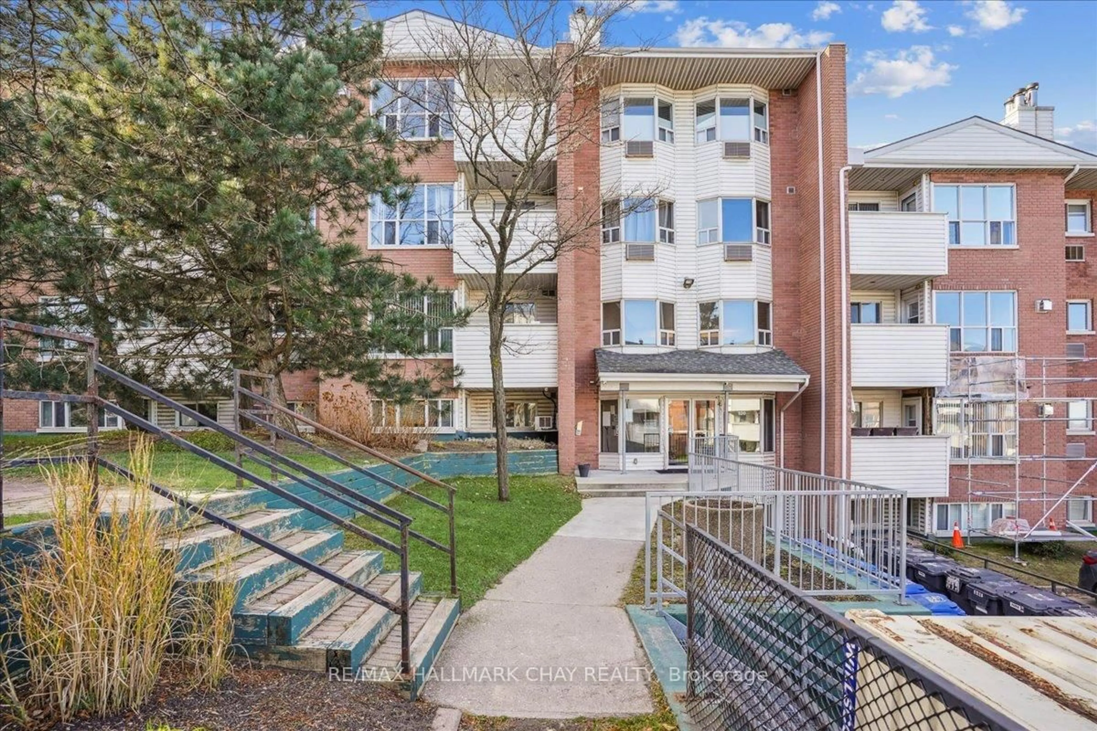 Patio, building for 120 Bell Farm Rd #206, Barrie Ontario L4M 6J2