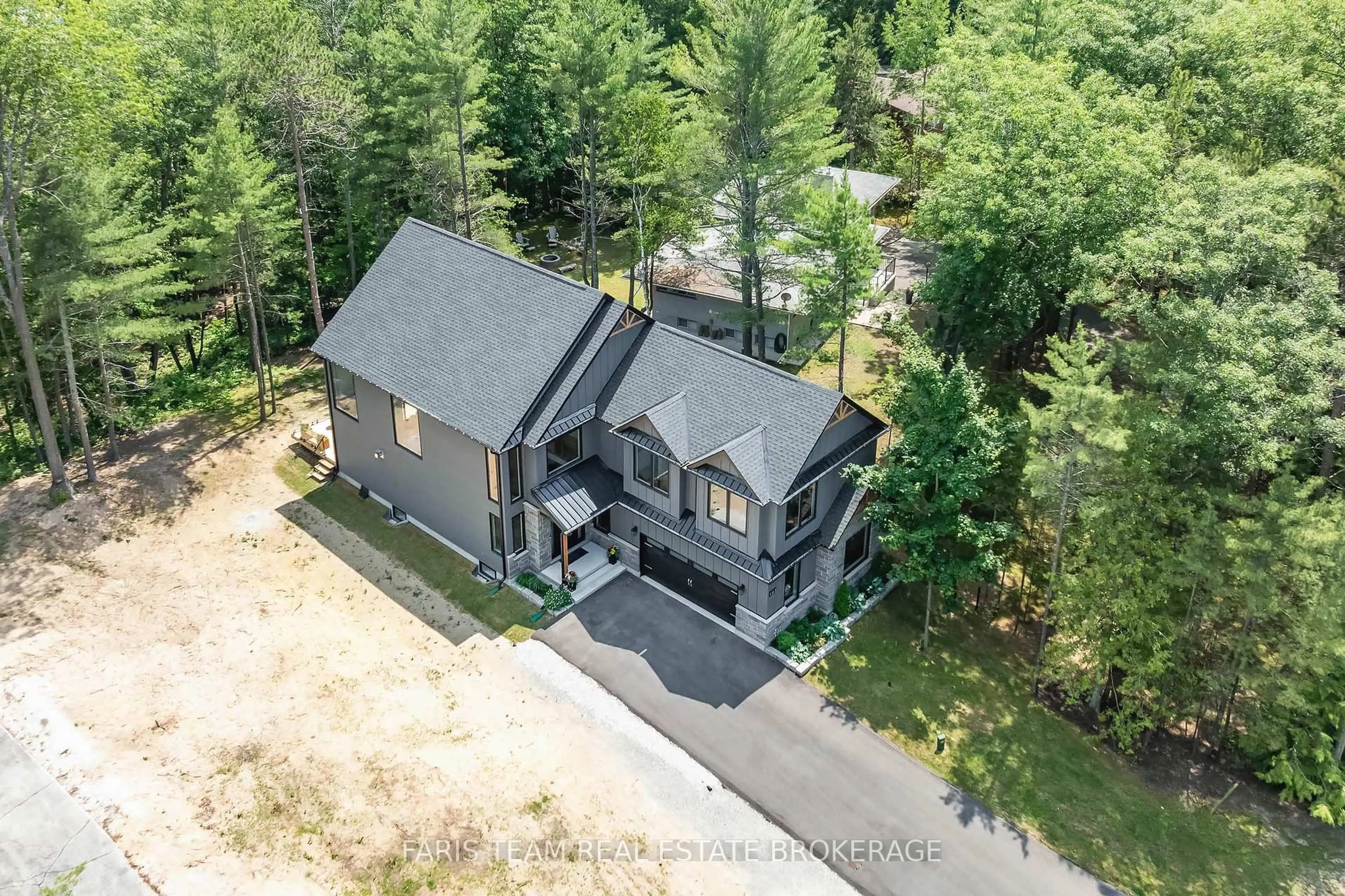 A pic from outside/outdoor area/front of a property/back of a property/a pic from drone, unknown for 183 Woodland Dr, Wasaga Beach Ontario L9Z 2V4