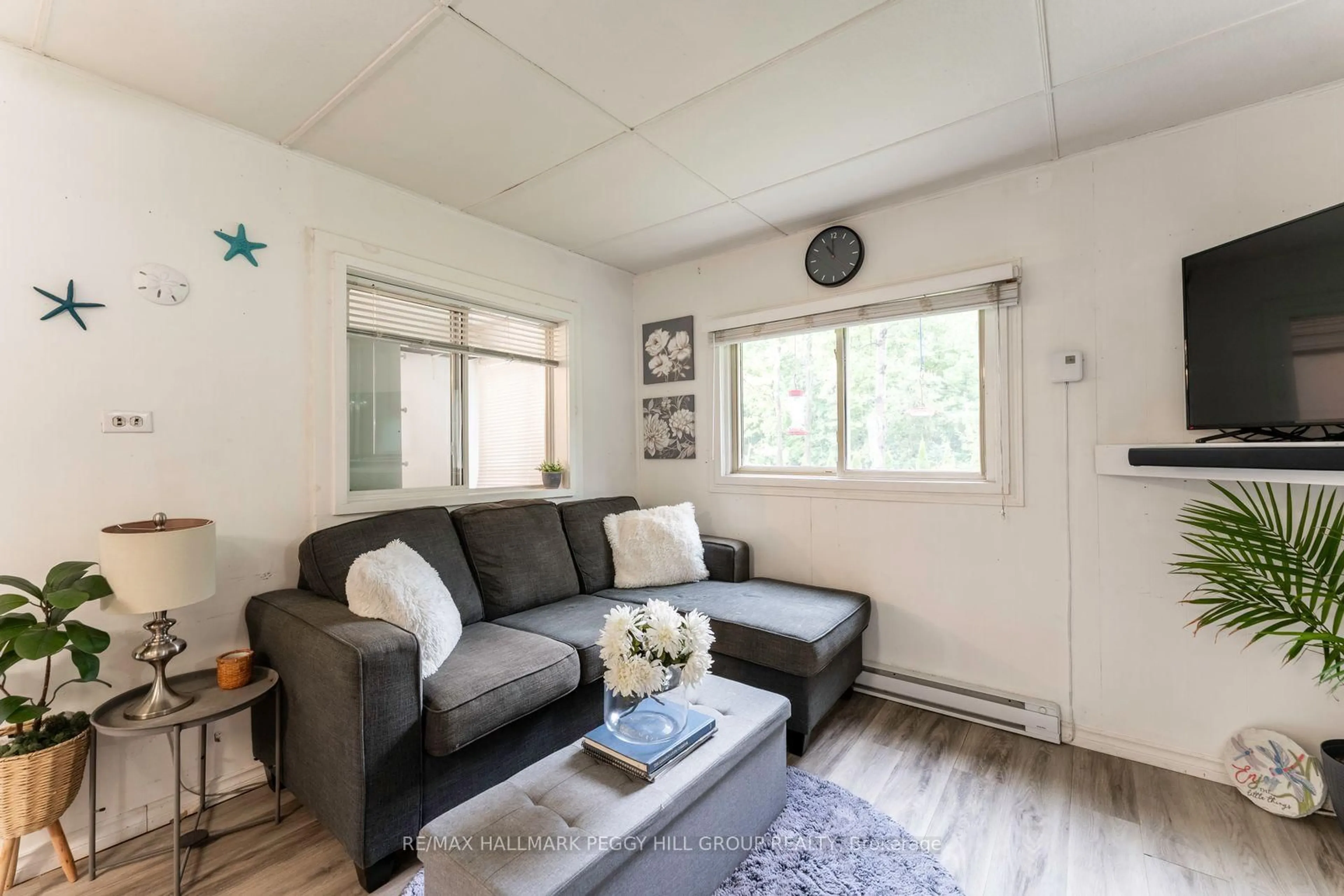 Living room with furniture, wood/laminate floor for 28 Wozniak Rd, Penetanguishene Ontario L9M 1W5