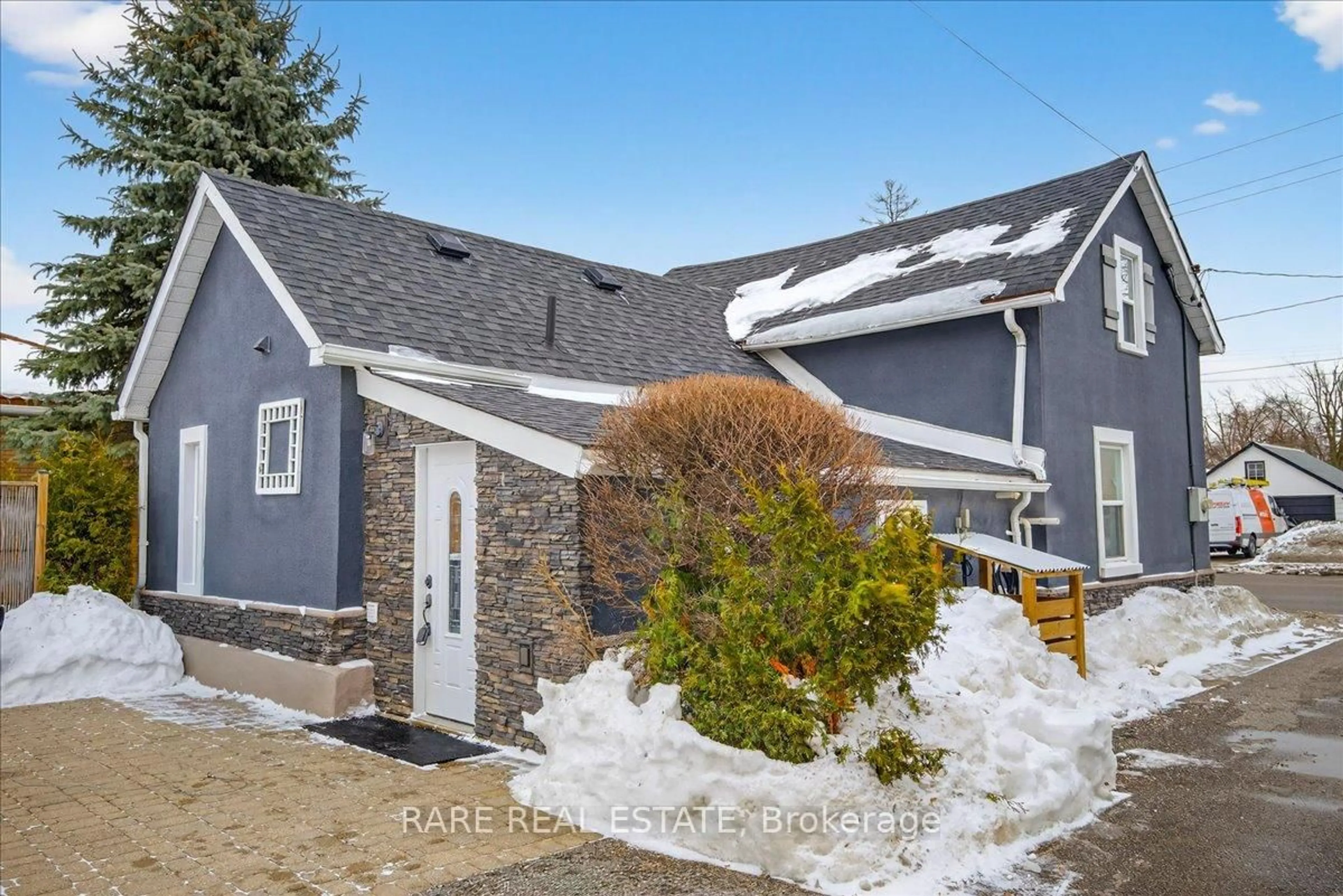 A pic from outside/outdoor area/front of a property/back of a property/a pic from drone, street for 119 Essa Rd, Barrie Ontario L4N 3K8