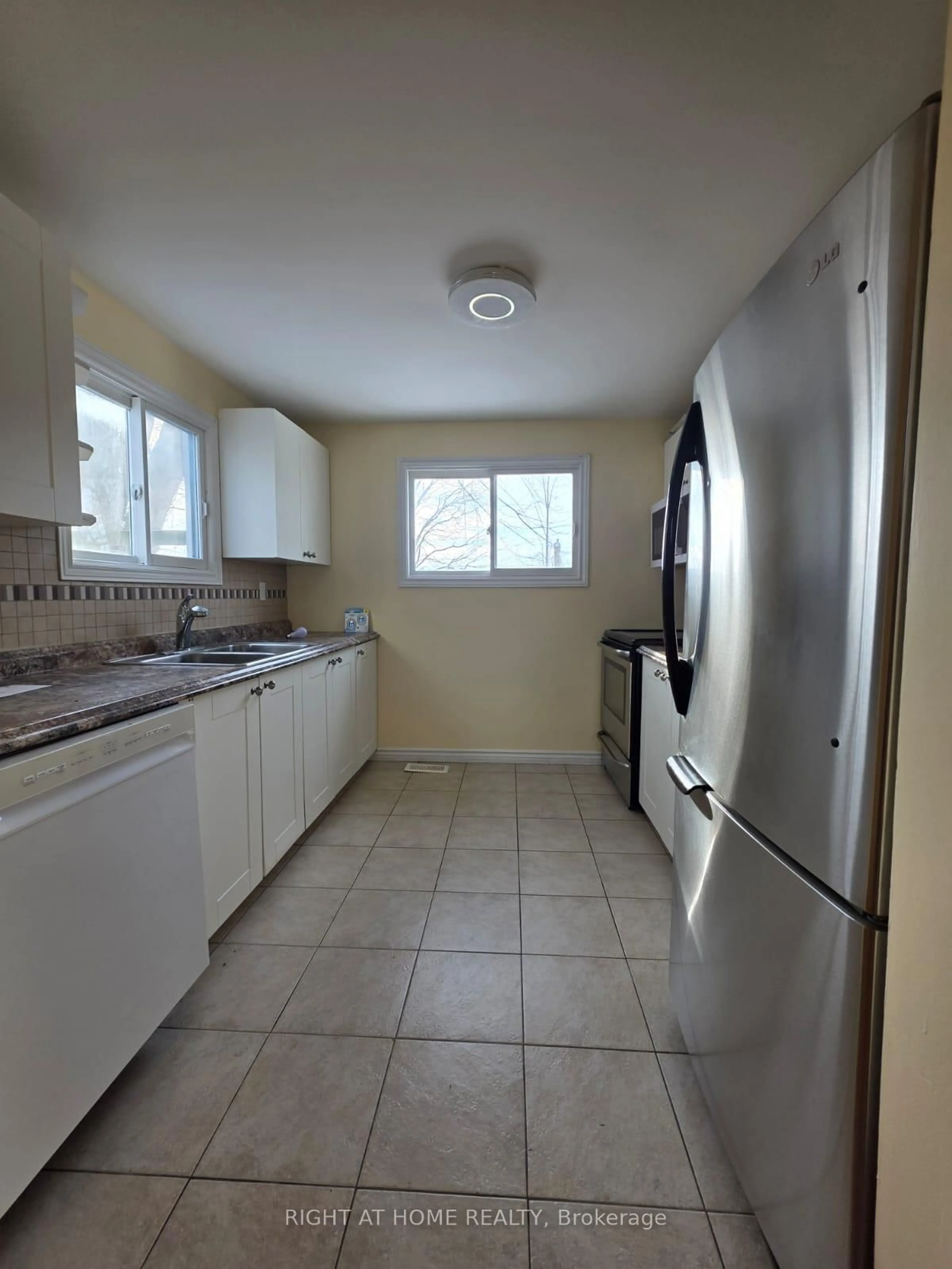 Standard kitchen, ceramic/tile floor for 75 Corbett Dr, Barrie Ontario L4M 5V5