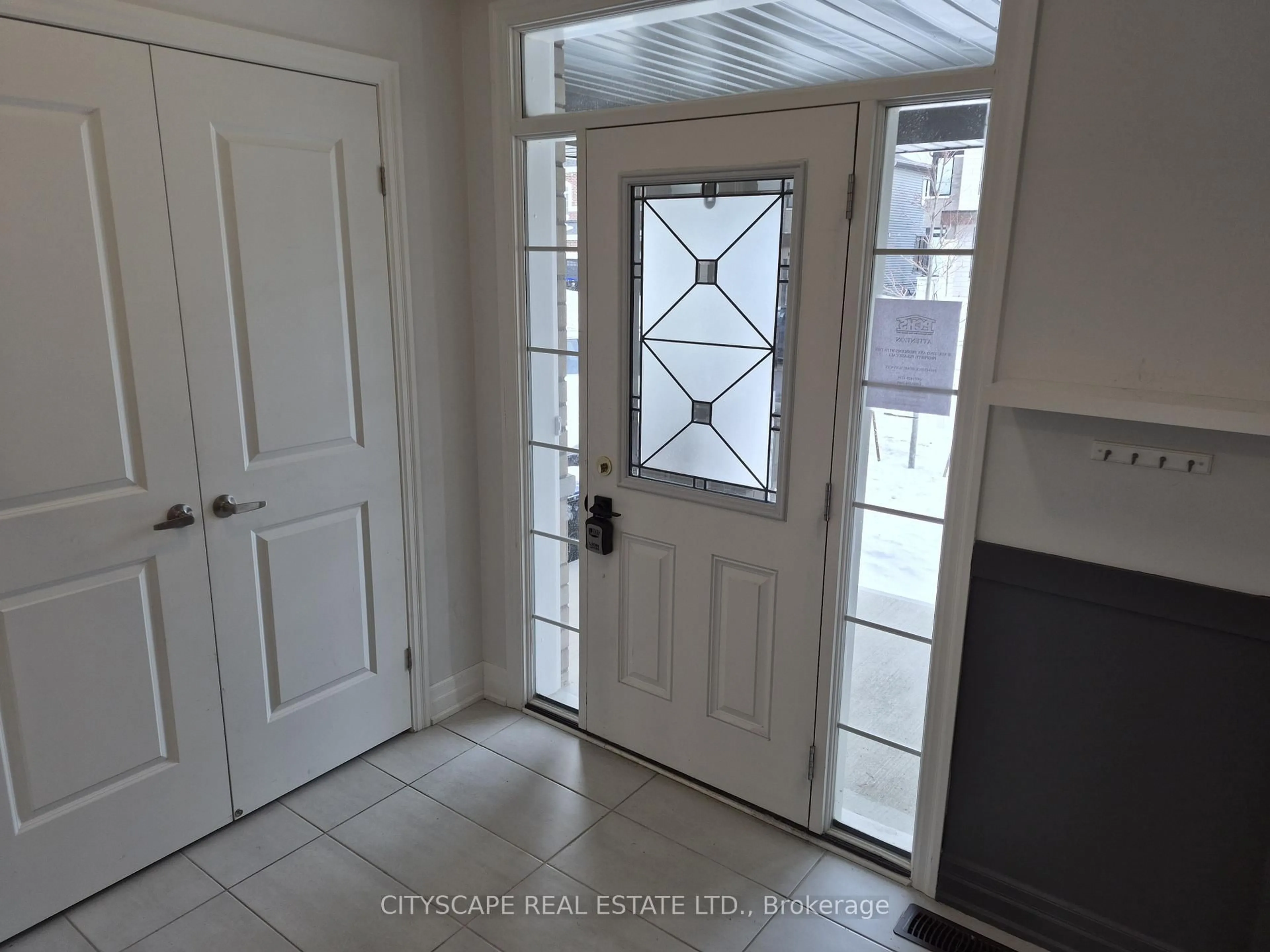 Indoor entryway for 19 Rosanne Circ, Wasaga Beach Ontario L9Z 0N4