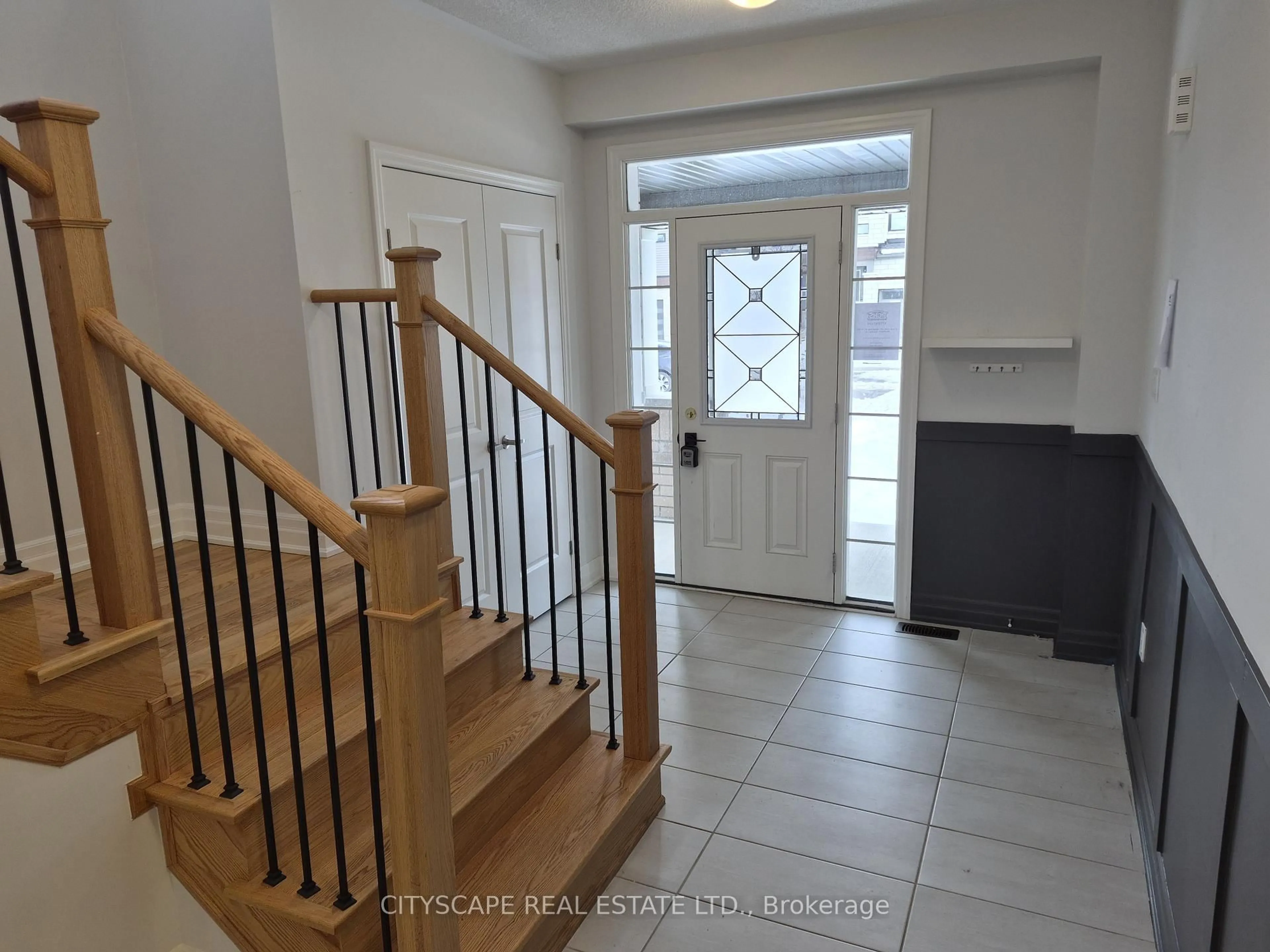 Indoor entryway for 19 Rosanne Circ, Wasaga Beach Ontario L9Z 0N4