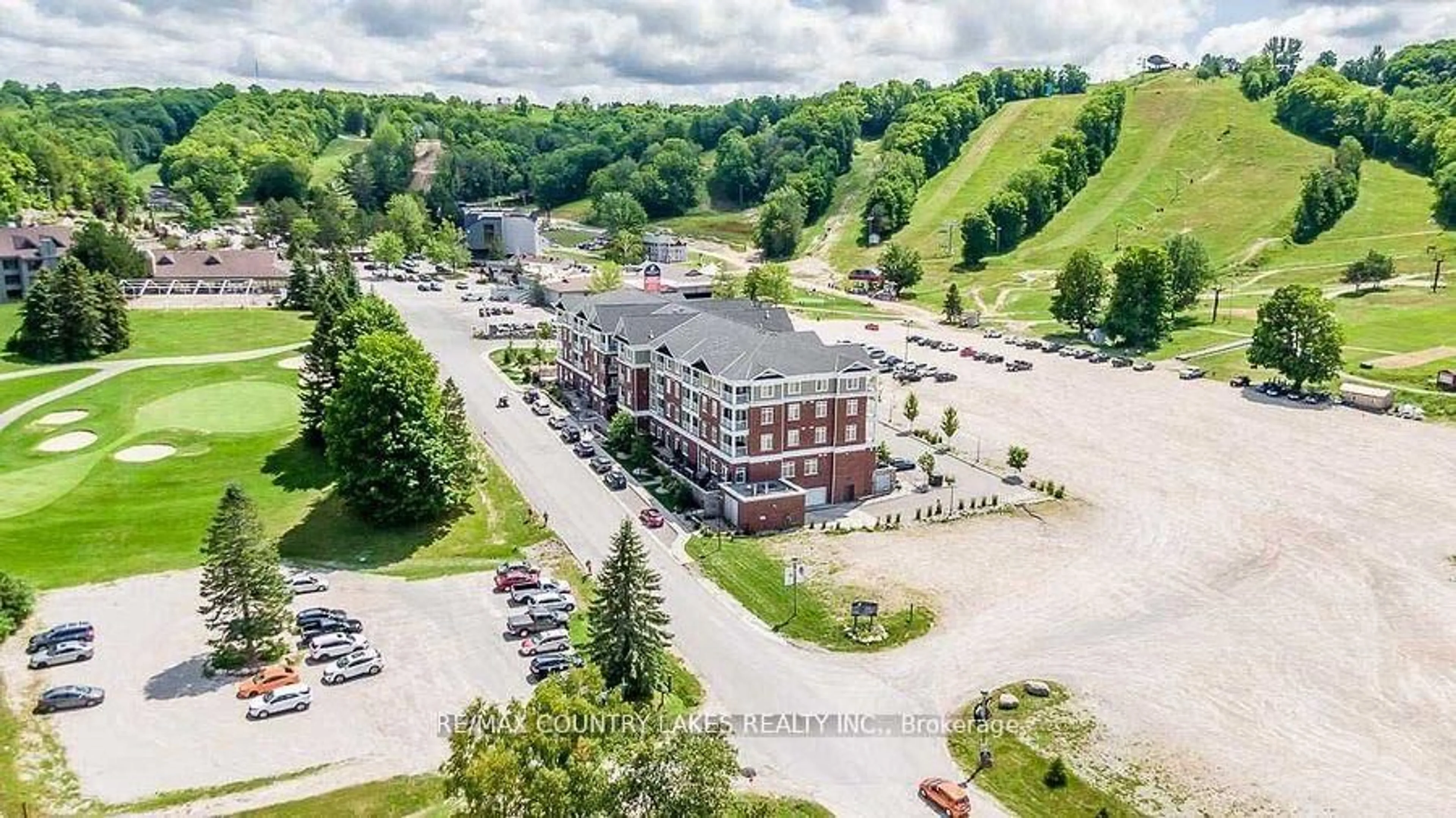 A pic from outside/outdoor area/front of a property/back of a property/a pic from drone, mountain view for 40 Horseshoe Blvd #203, Oro-Medonte Ontario L4M 4Y8