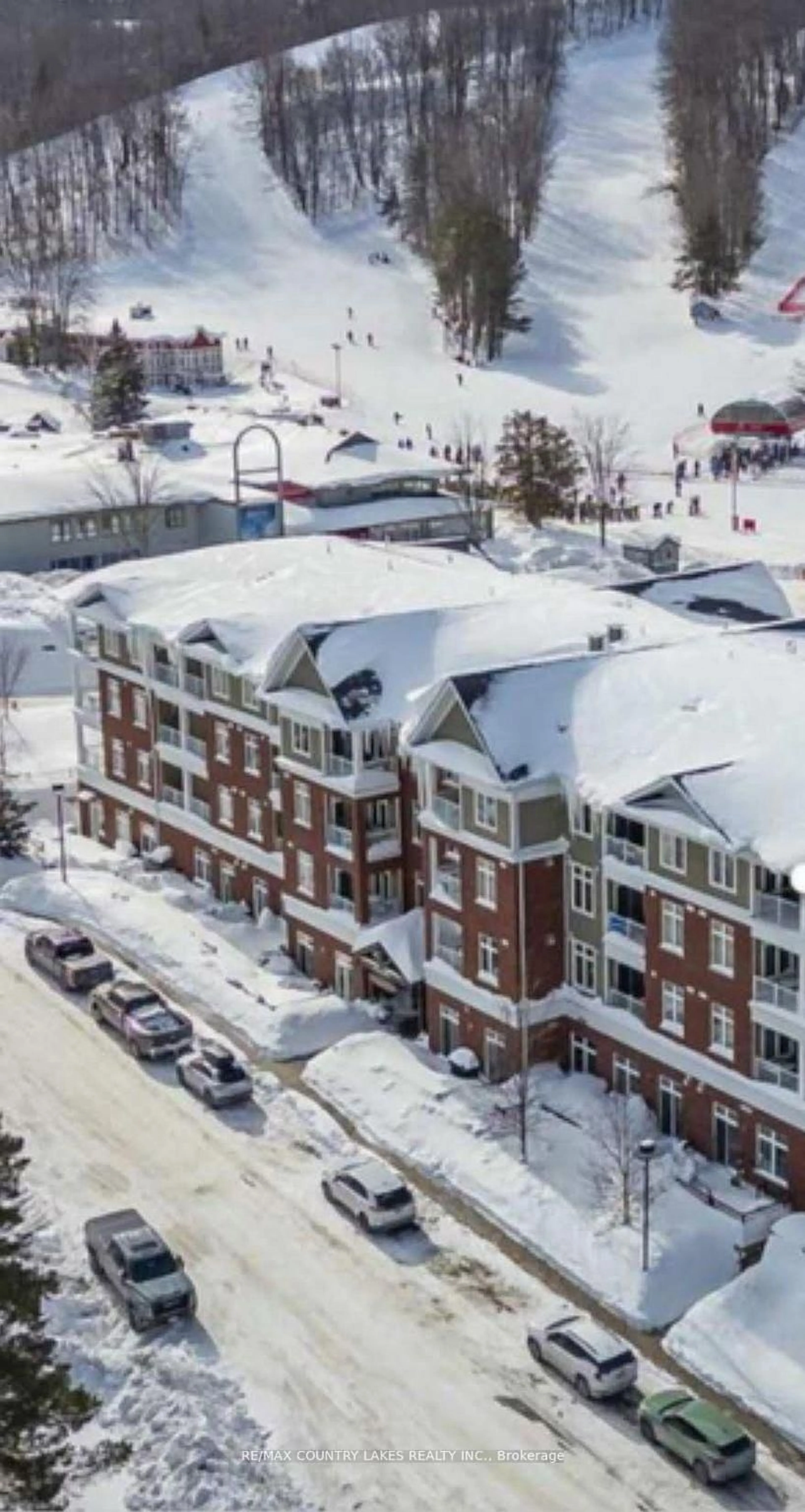 A pic from outside/outdoor area/front of a property/back of a property/a pic from drone, unknown for 40 Horseshoe Blvd #203, Oro-Medonte Ontario L4M 4Y8