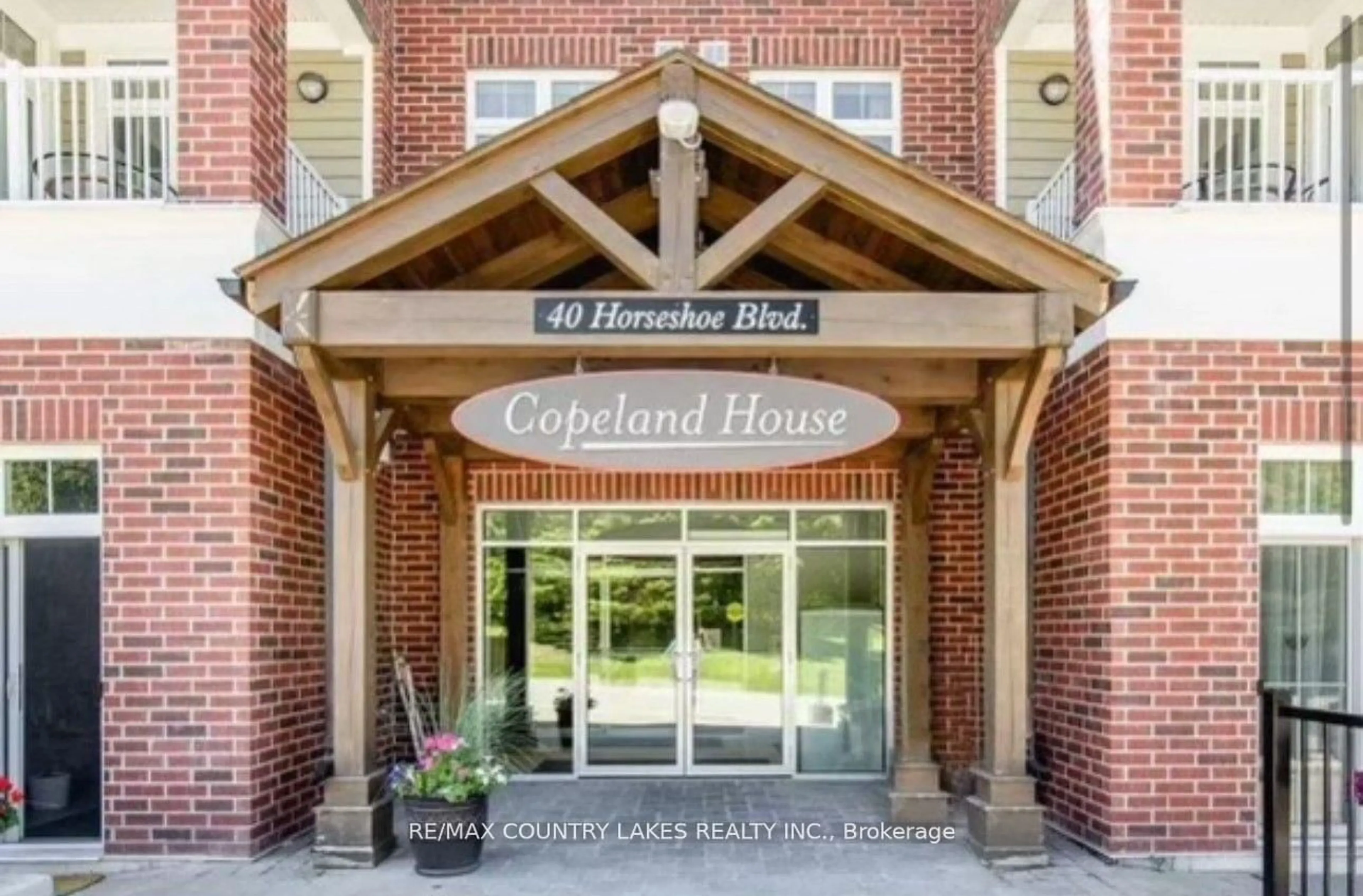 Indoor foyer for 40 Horseshoe Blvd #203, Oro-Medonte Ontario L4M 4Y8