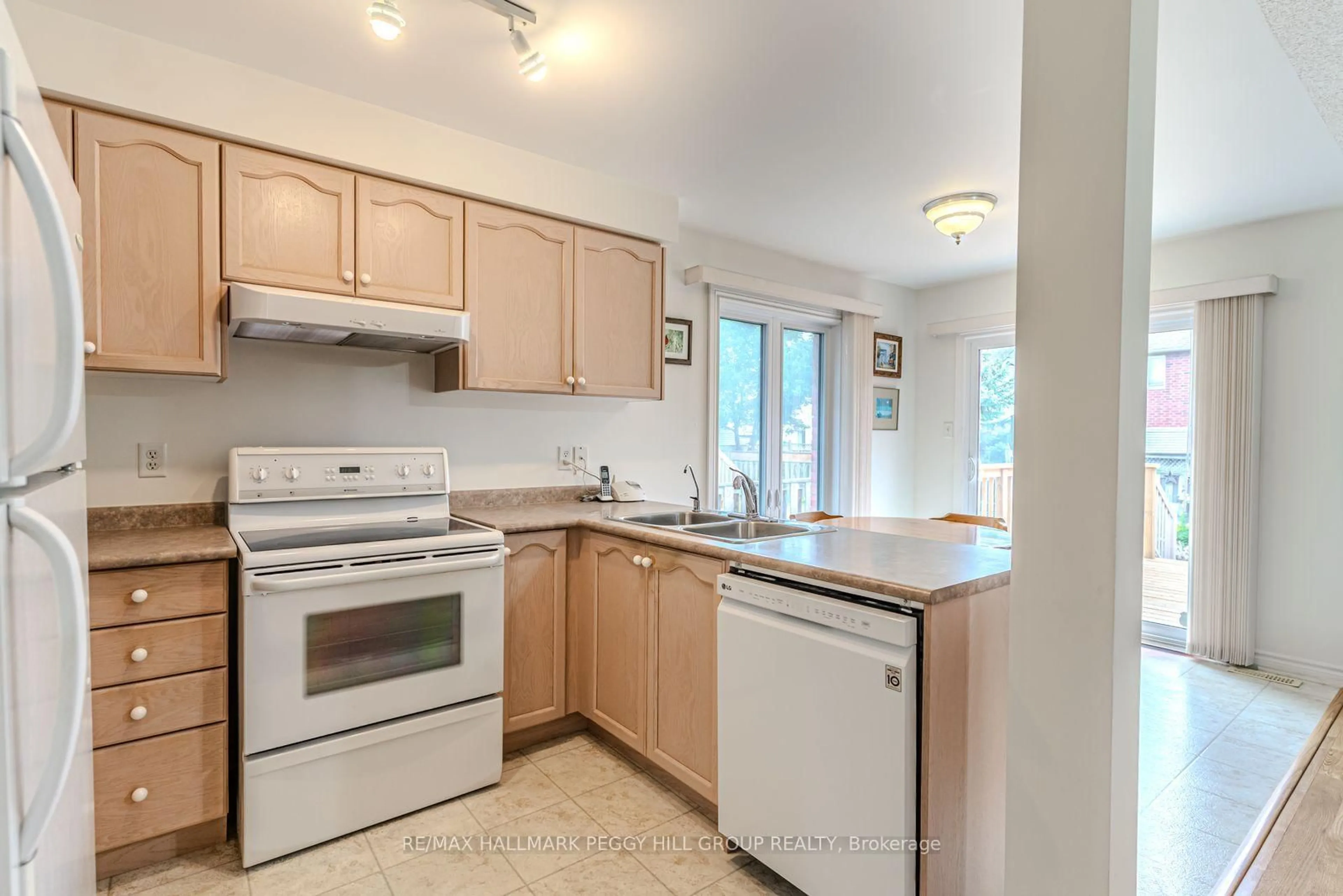 Standard kitchen, unknown for 43 Cheltenham Rd, Barrie Ontario L4M 6R8