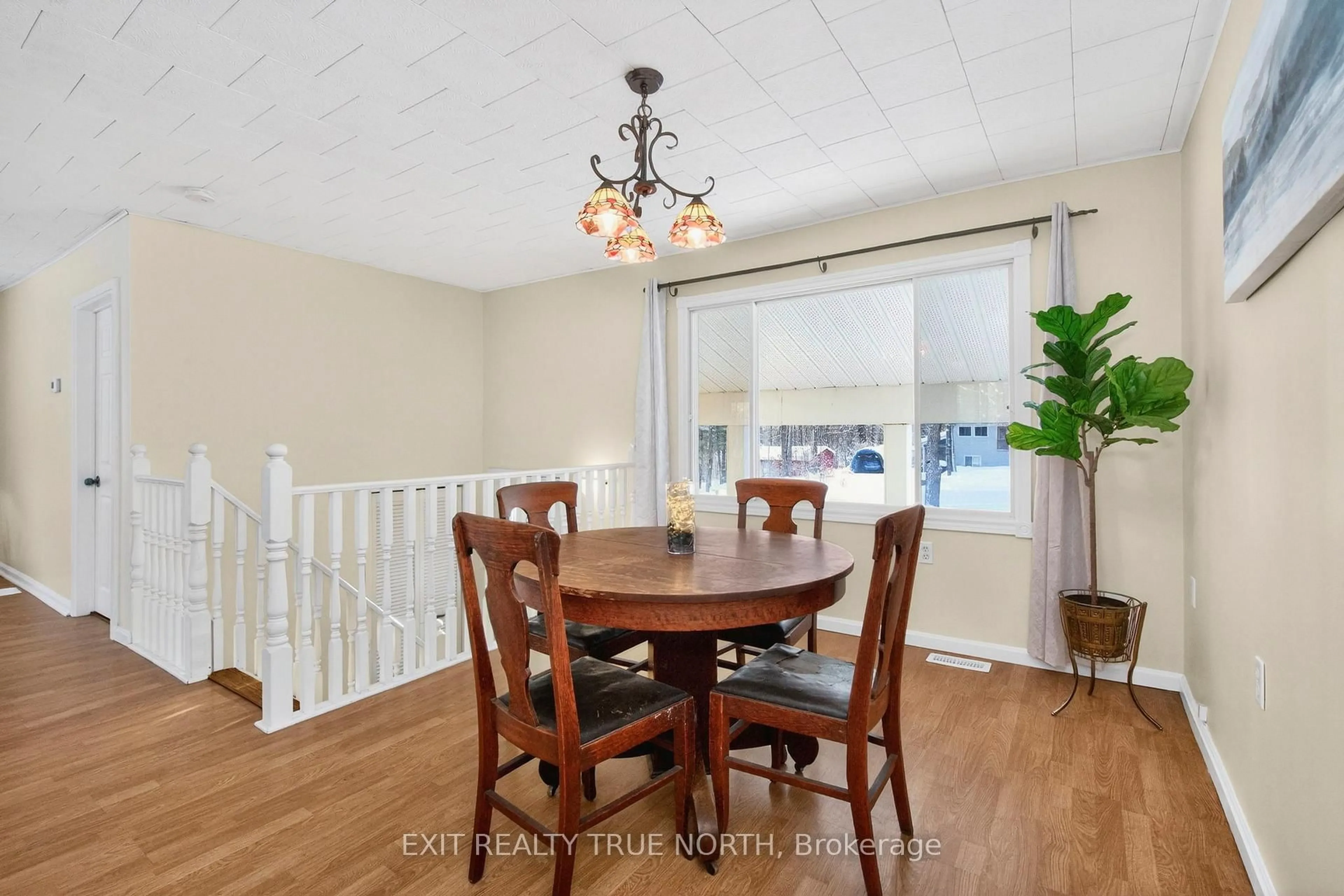 Dining room, wood/laminate floor for 8 Robin Crt, Tiny Ontario L9M 0B9
