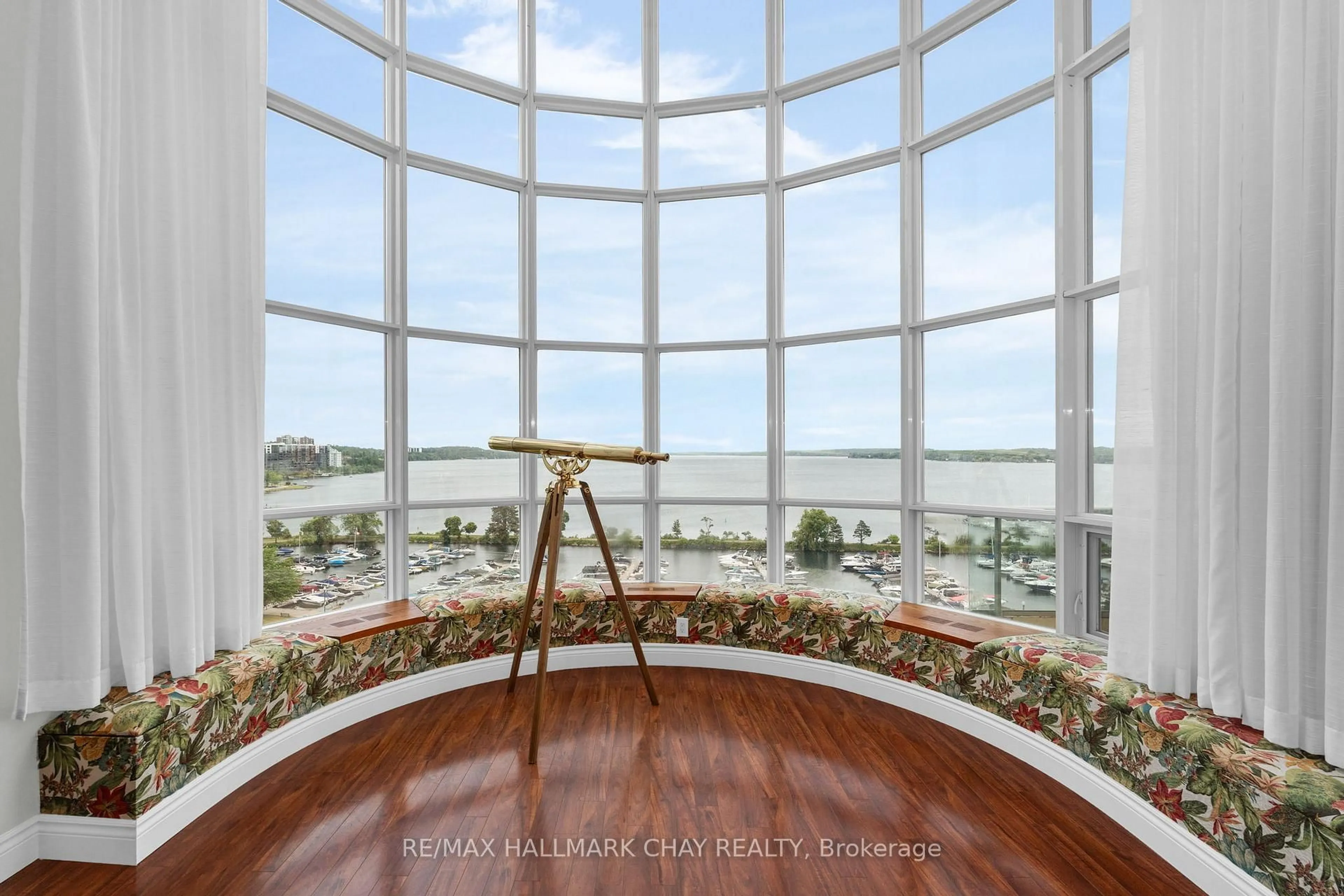 Indoor foyer for 2 Toronto St #910, Barrie Ontario L4N 9R2