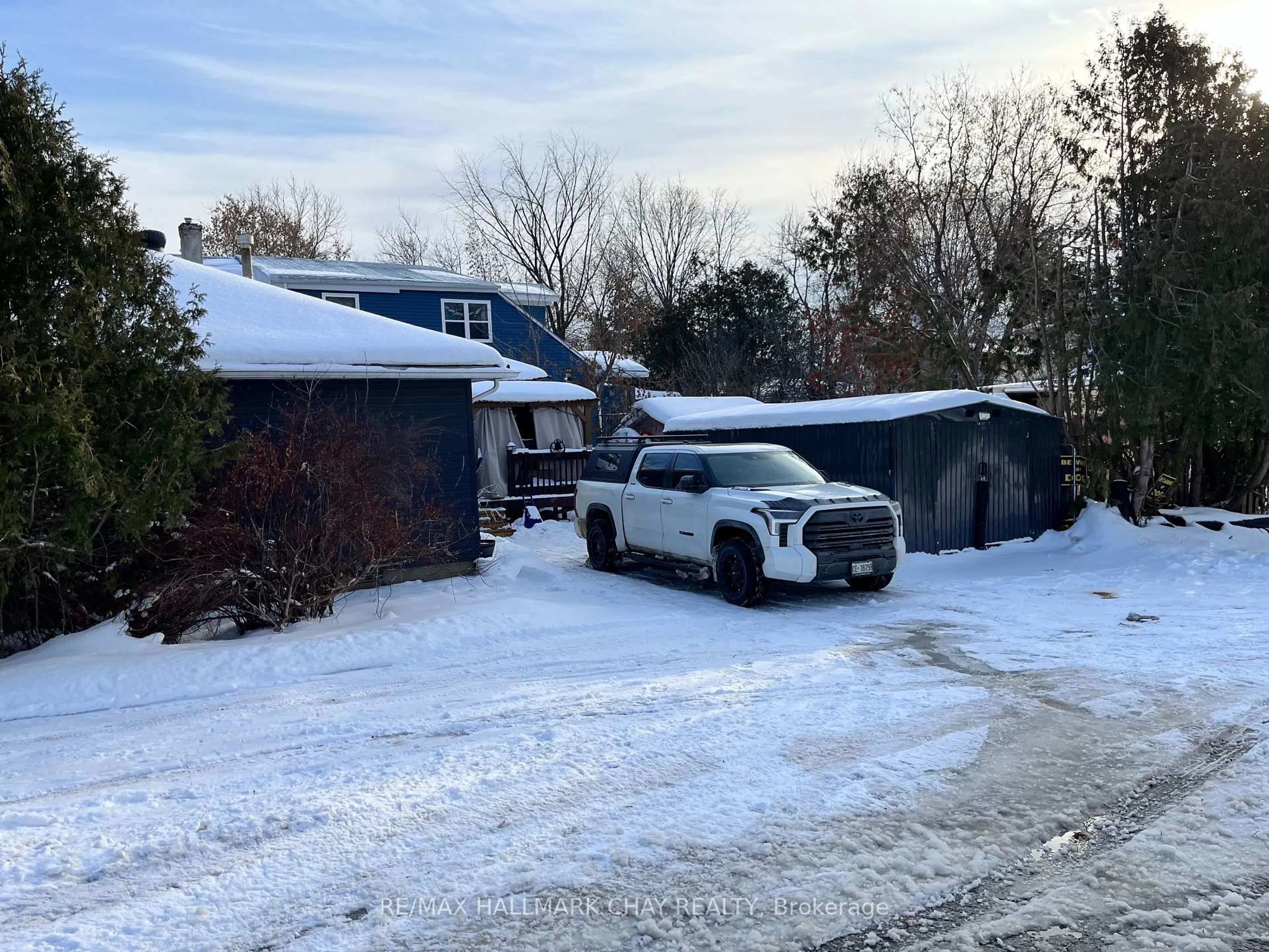 A pic from outside/outdoor area/front of a property/back of a property/a pic from drone, street for 369 East St, Orillia Ontario L3V 4C6