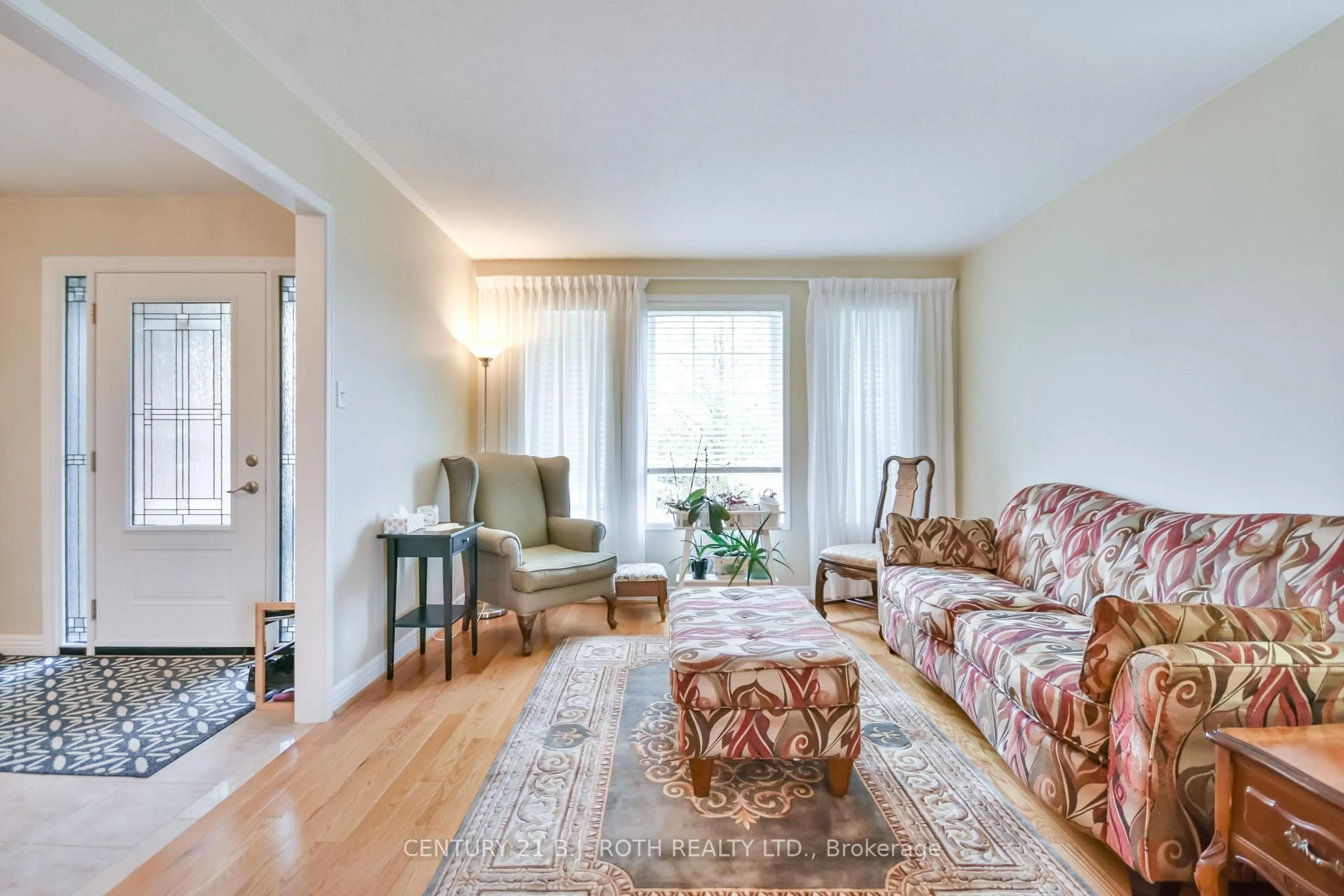 Living room with furniture, unknown for 77 Sun King Cres, Barrie Ontario L4M 7K4