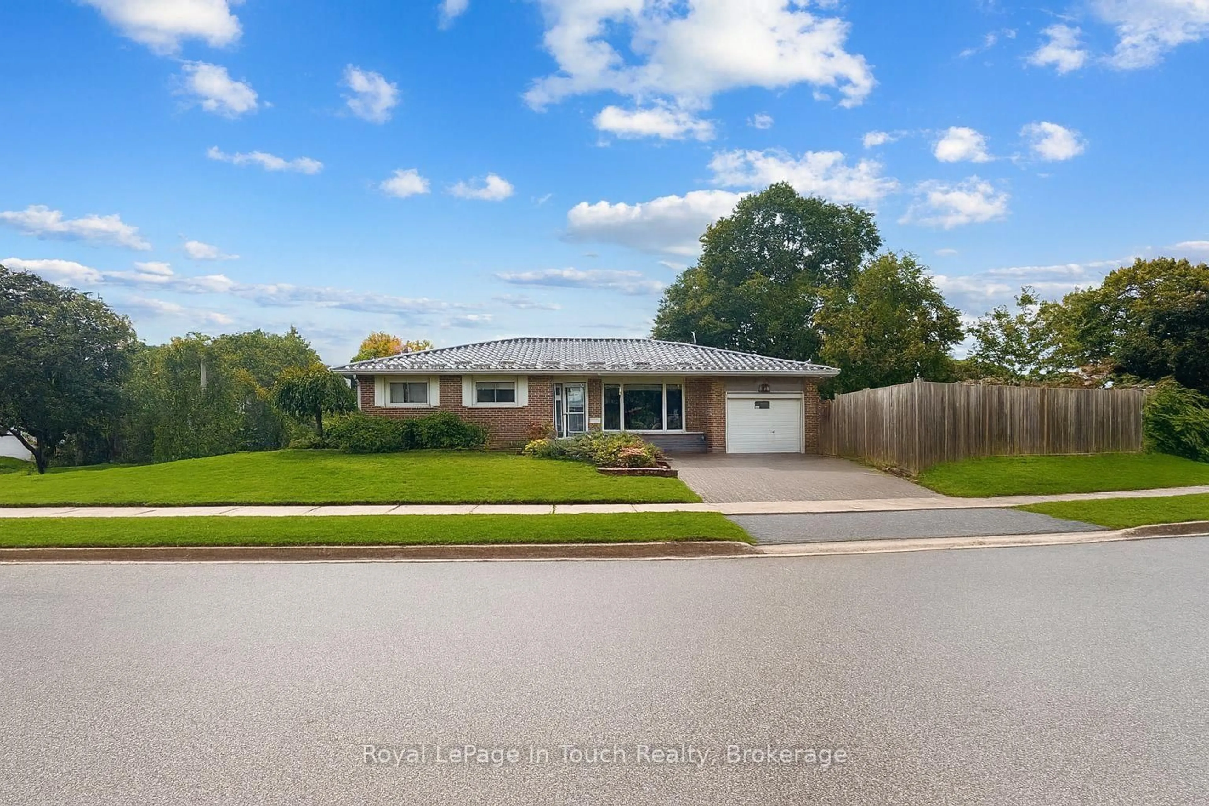 A pic from outside/outdoor area/front of a property/back of a property/a pic from drone, street for 958 Montreal St, Midland Ontario L4R 1H2
