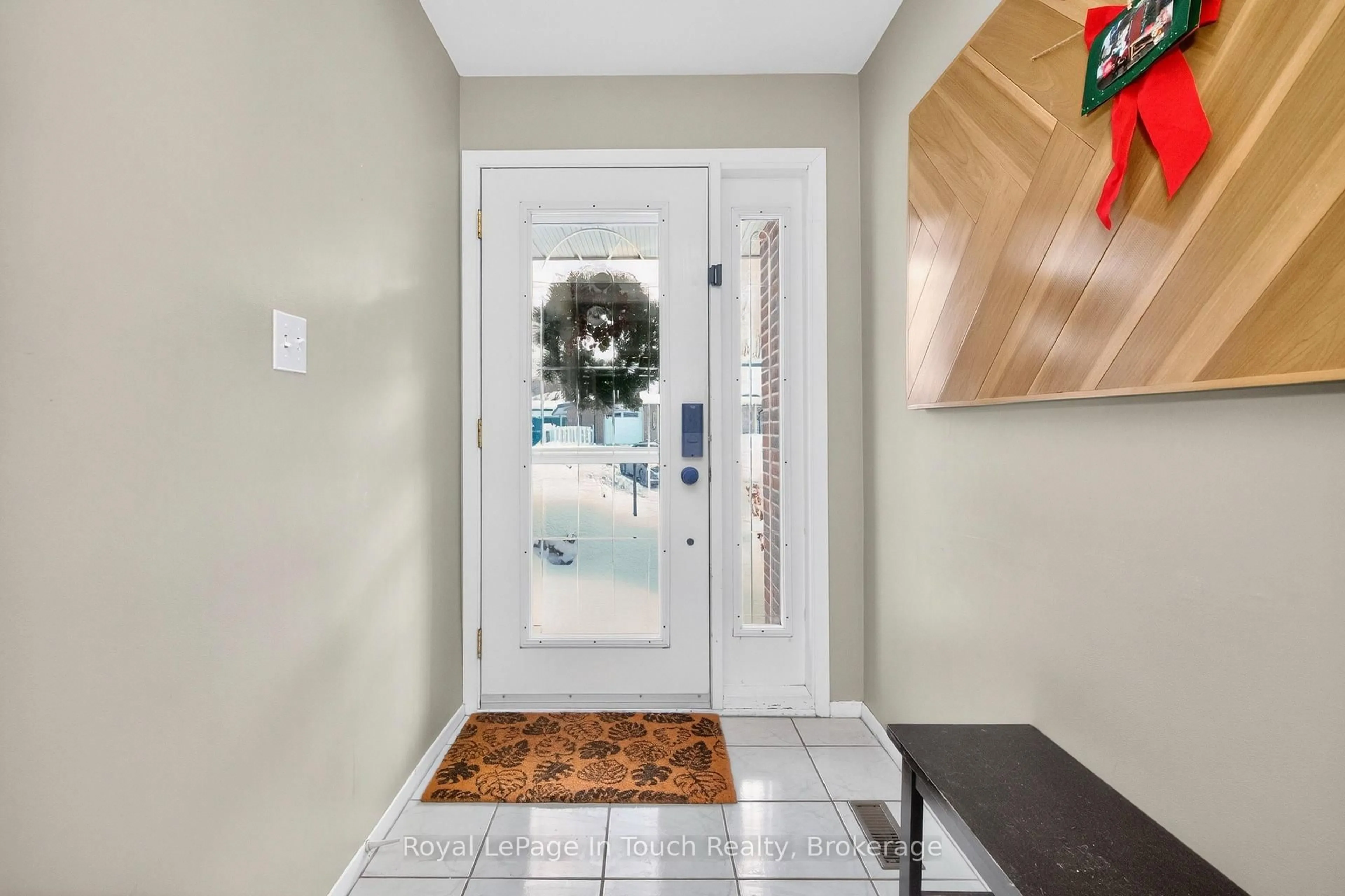 Indoor entryway for 958 Montreal St, Midland Ontario L4R 1H2