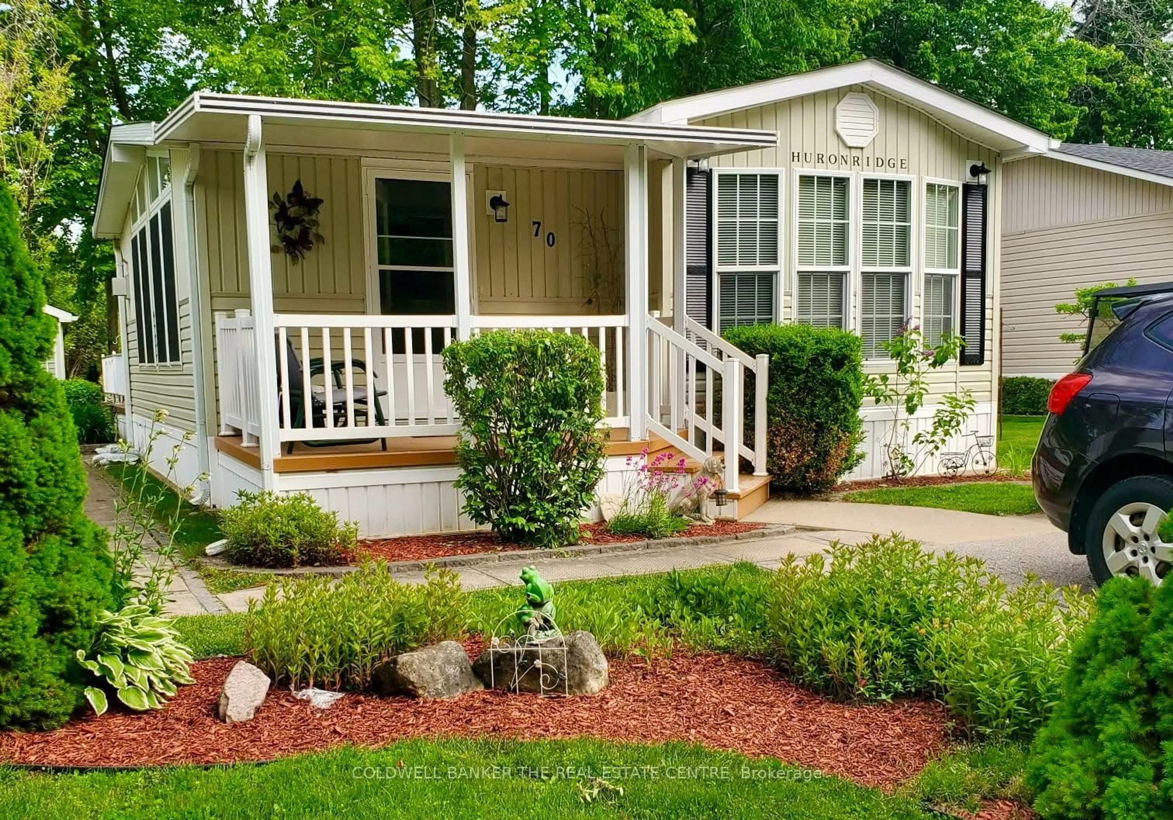 Home with vinyl exterior material, street for 70 Topaz St, Wasaga Beach Ontario L9Z 1X7