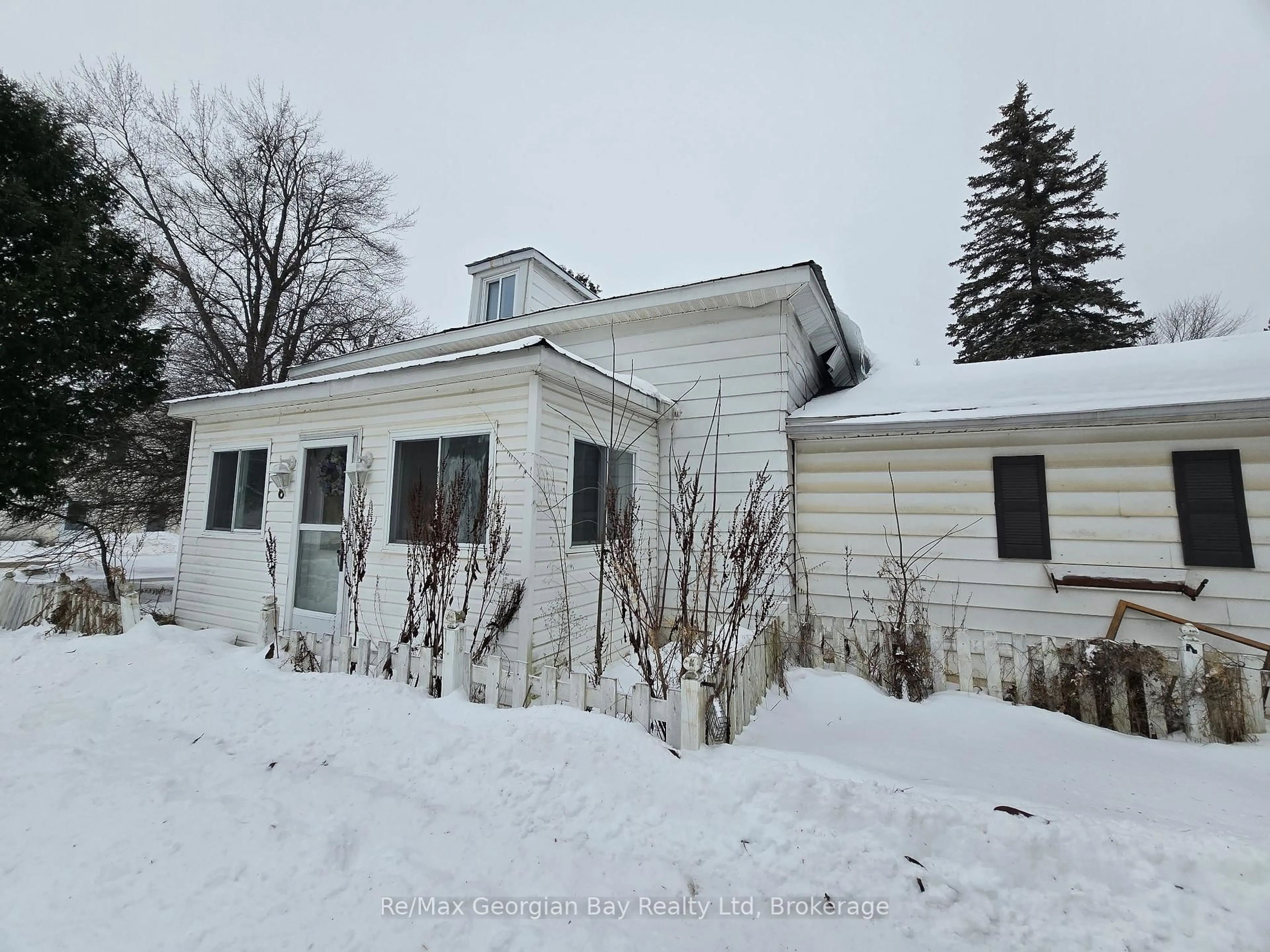 A pic from outside/outdoor area/front of a property/back of a property/a pic from drone, building for 8 Mill St, Severn Ontario L0K 1E0
