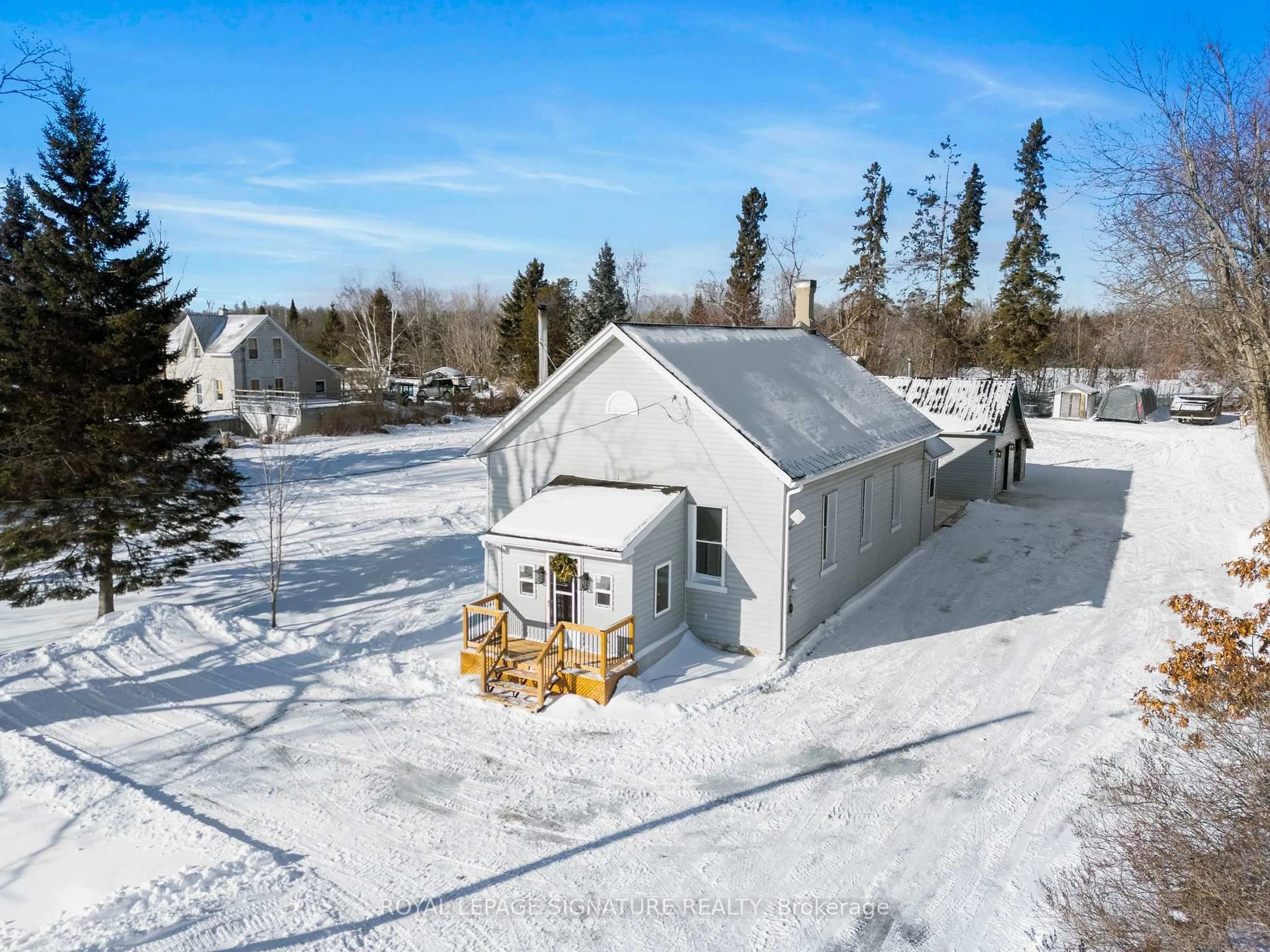 A pic from outside/outdoor area/front of a property/back of a property/a pic from drone, building for 46-1808 County Rd, Ramara Ontario L3V 6H5