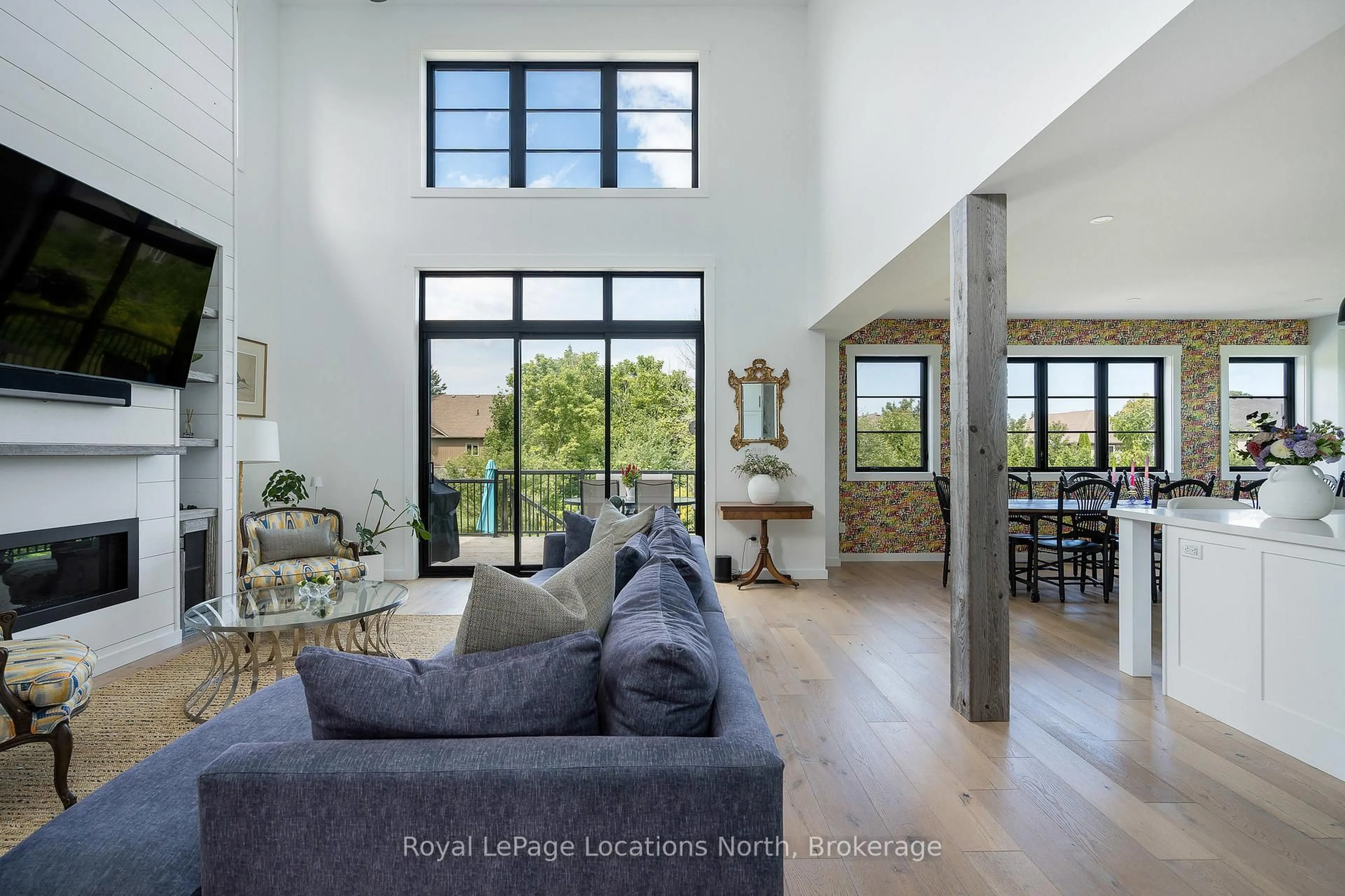 Indoor foyer for 49 Stanley St, Collingwood Ontario L9Y 0G7