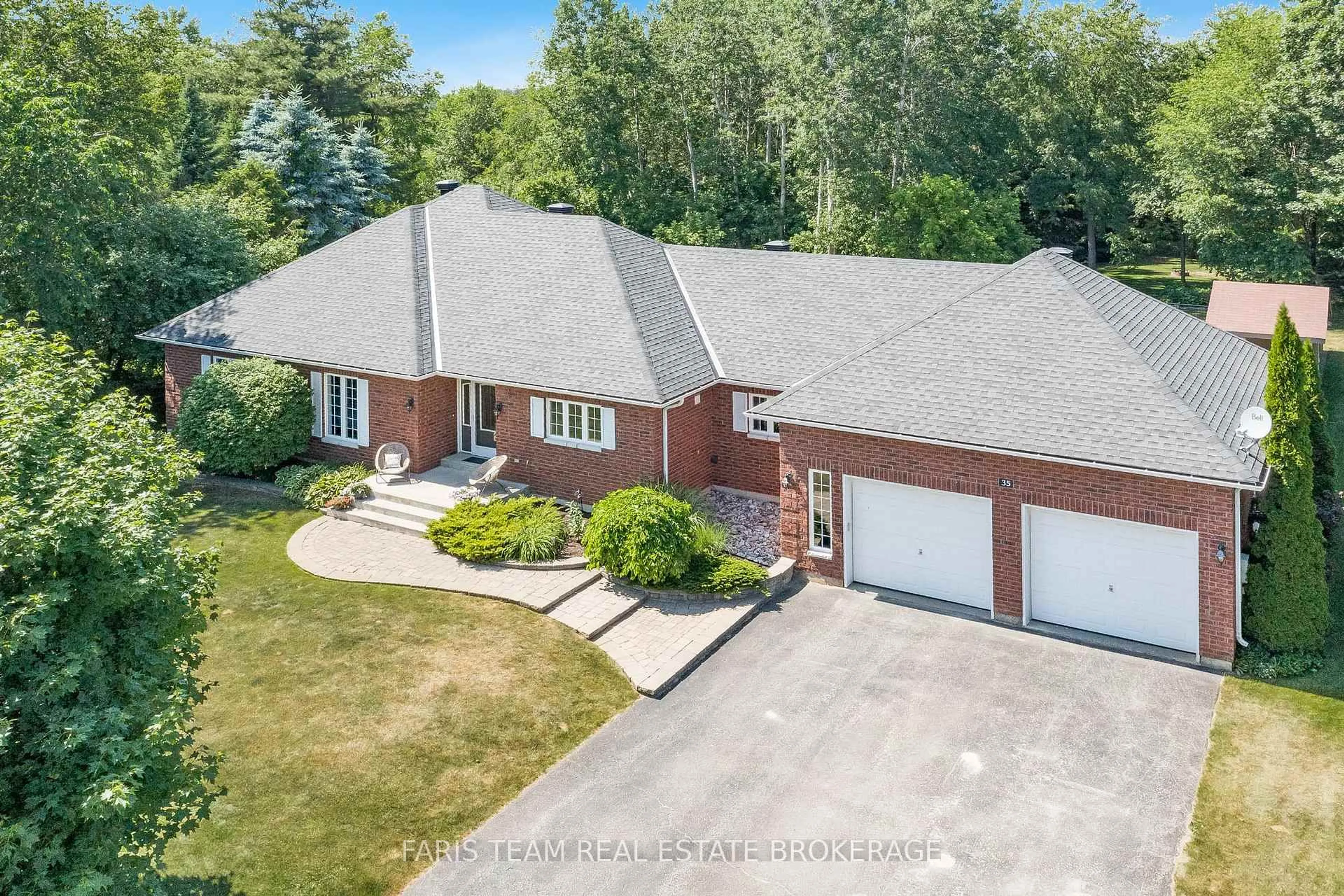 A pic from outside/outdoor area/front of a property/back of a property/a pic from drone, street for 35 Parr Blvd, Springwater Ontario L0M 1T2