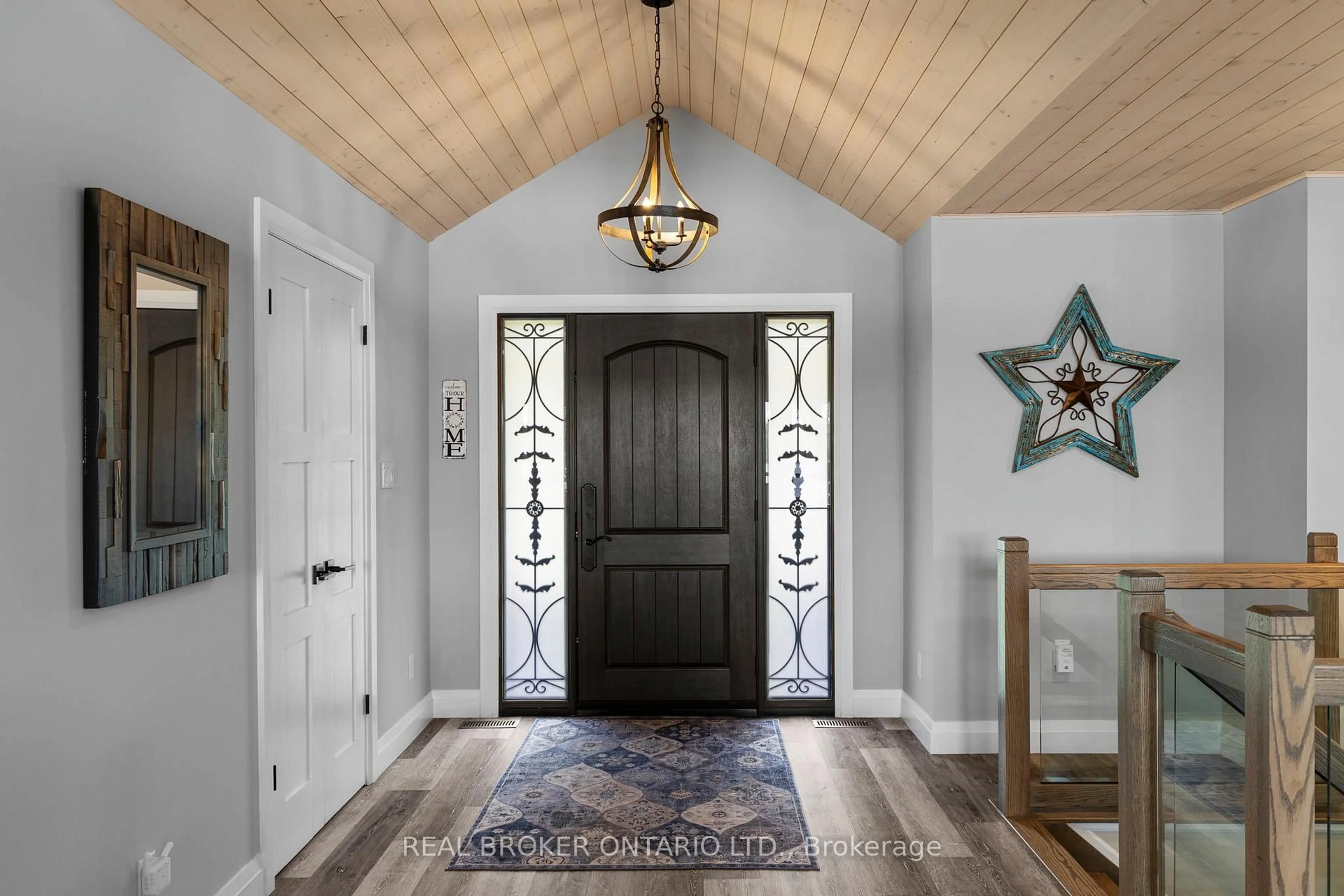 Indoor entryway for 241 Eight Mile Pt, Oro-Medonte Ontario L3V 6H1