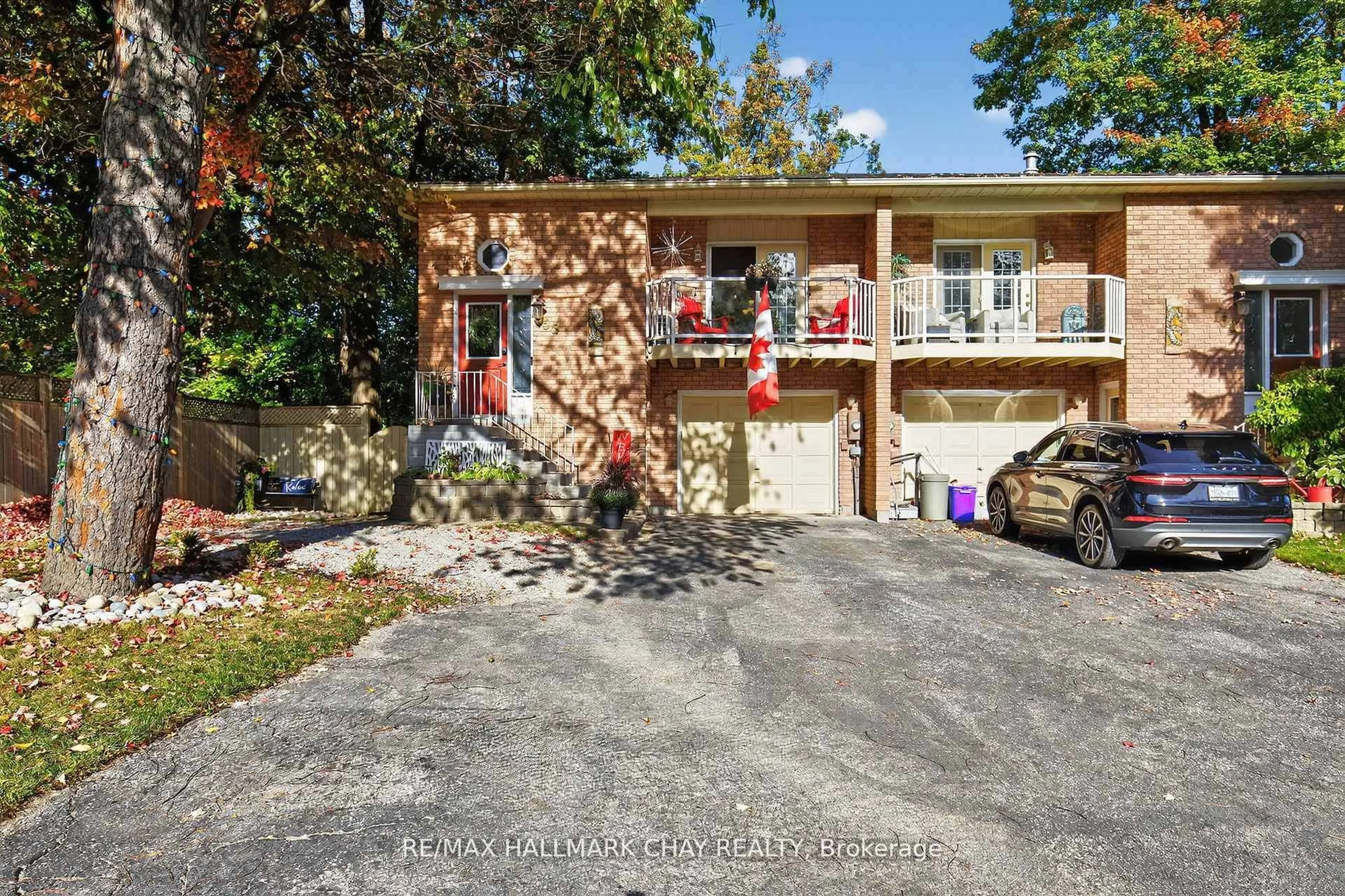 A pic from outside/outdoor area/front of a property/back of a property/a pic from drone, street for 155 Maple Ave, Barrie Ontario L4N 1S5