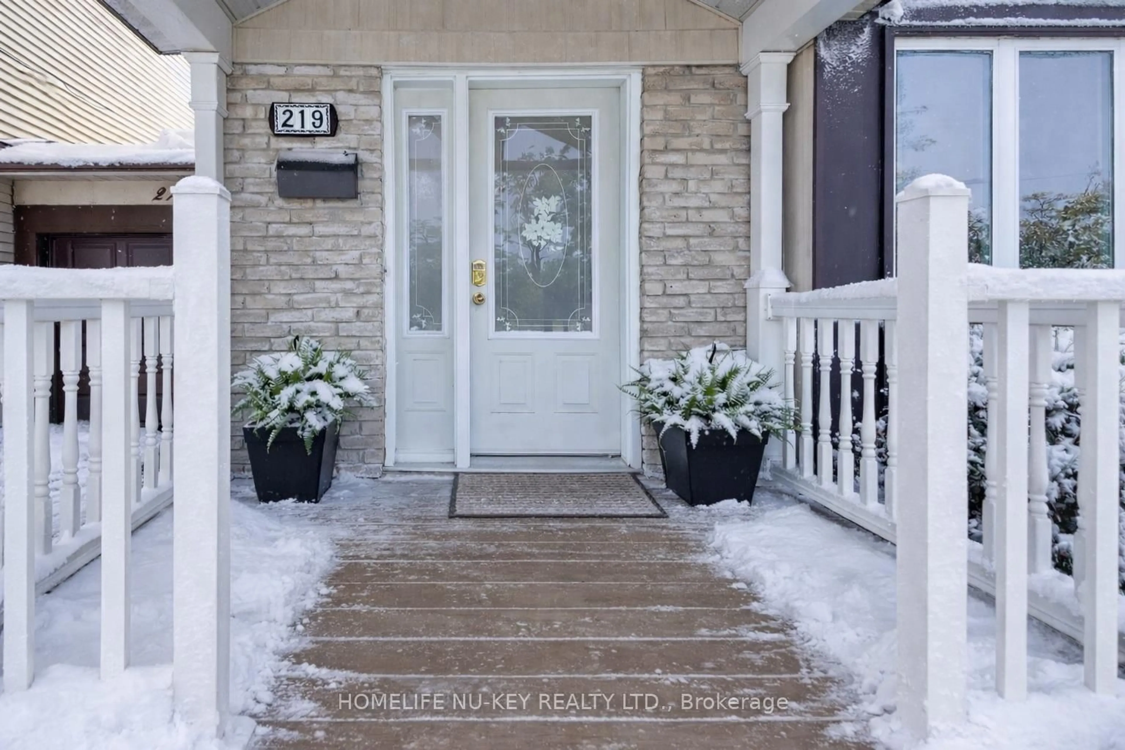 Indoor entryway for 219 Cundles Rd, Barrie Ontario L4N 4V2