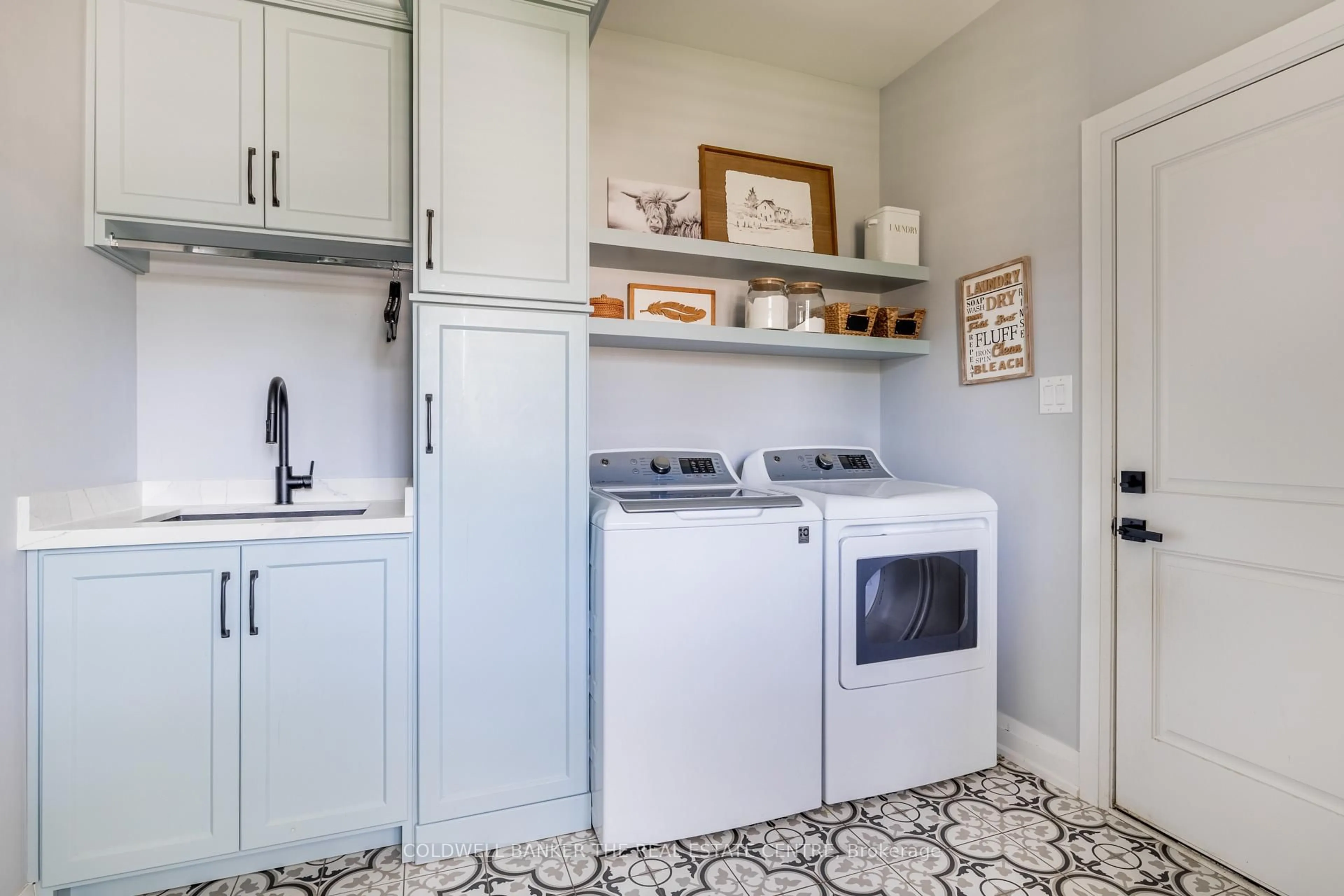 Laundry room for 19 Cheslock Cres, Oro-Medonte Ontario L3V 8N8