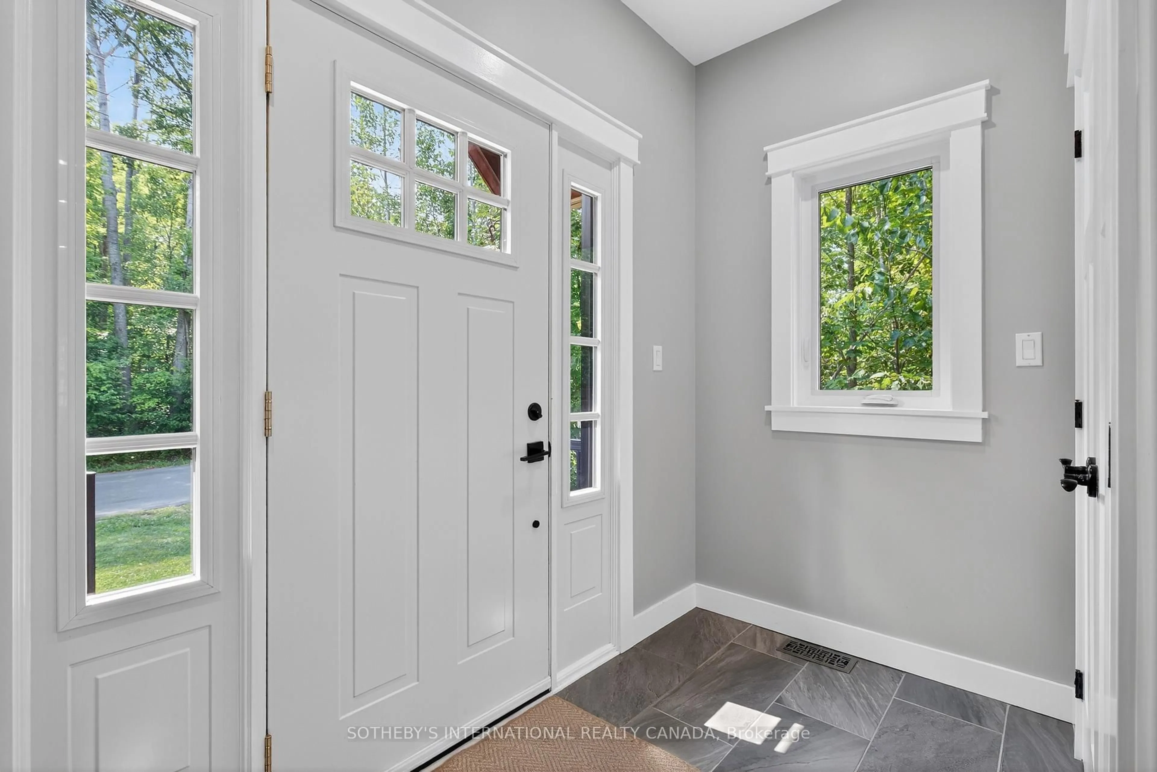 Indoor entryway for 73 Wozniak Rd, Penetanguishene Ontario L9M 1W6
