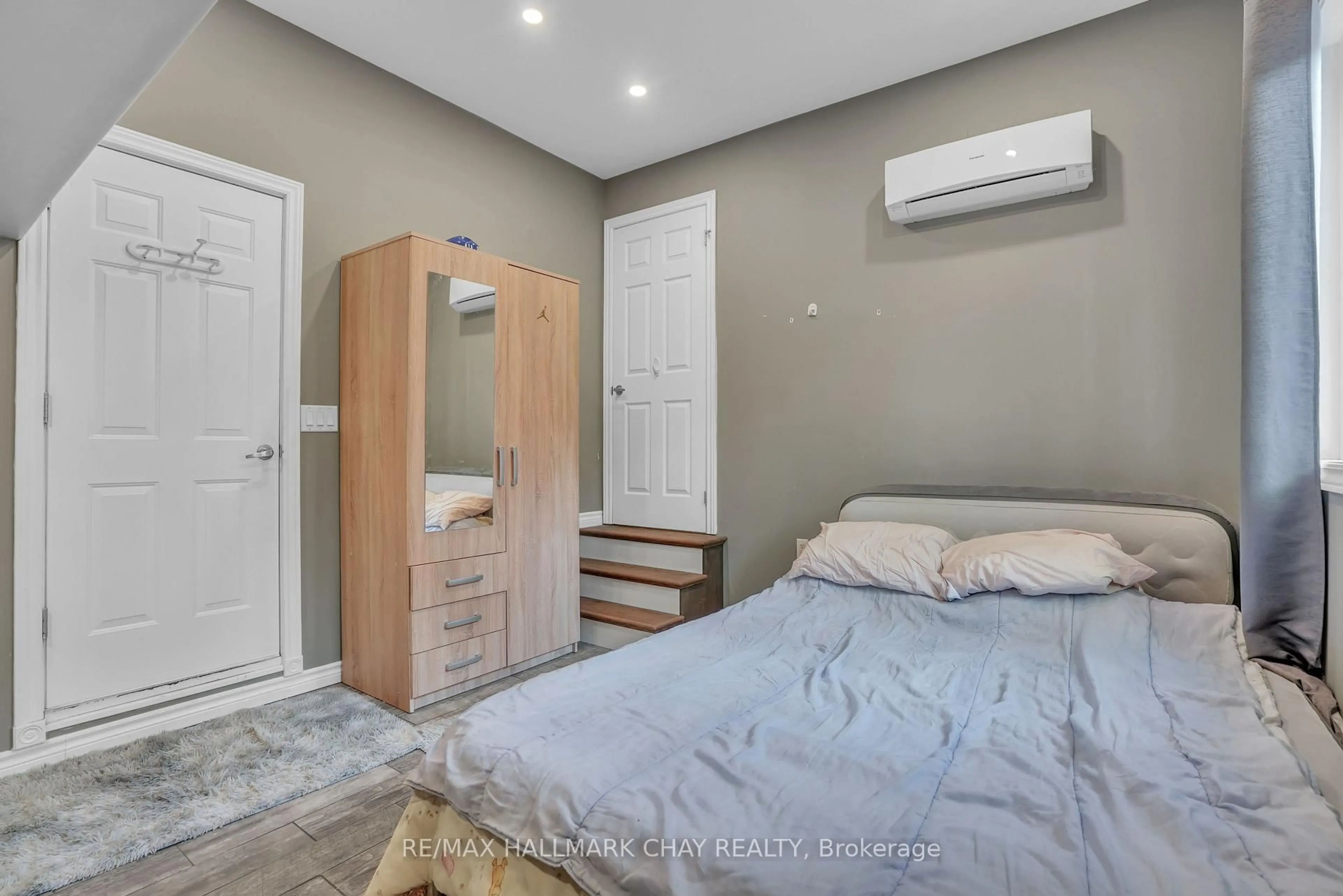 Bedroom with bed, unknown for 30 Rosenfeld Dr, Barrie Ontario L4M 5X2