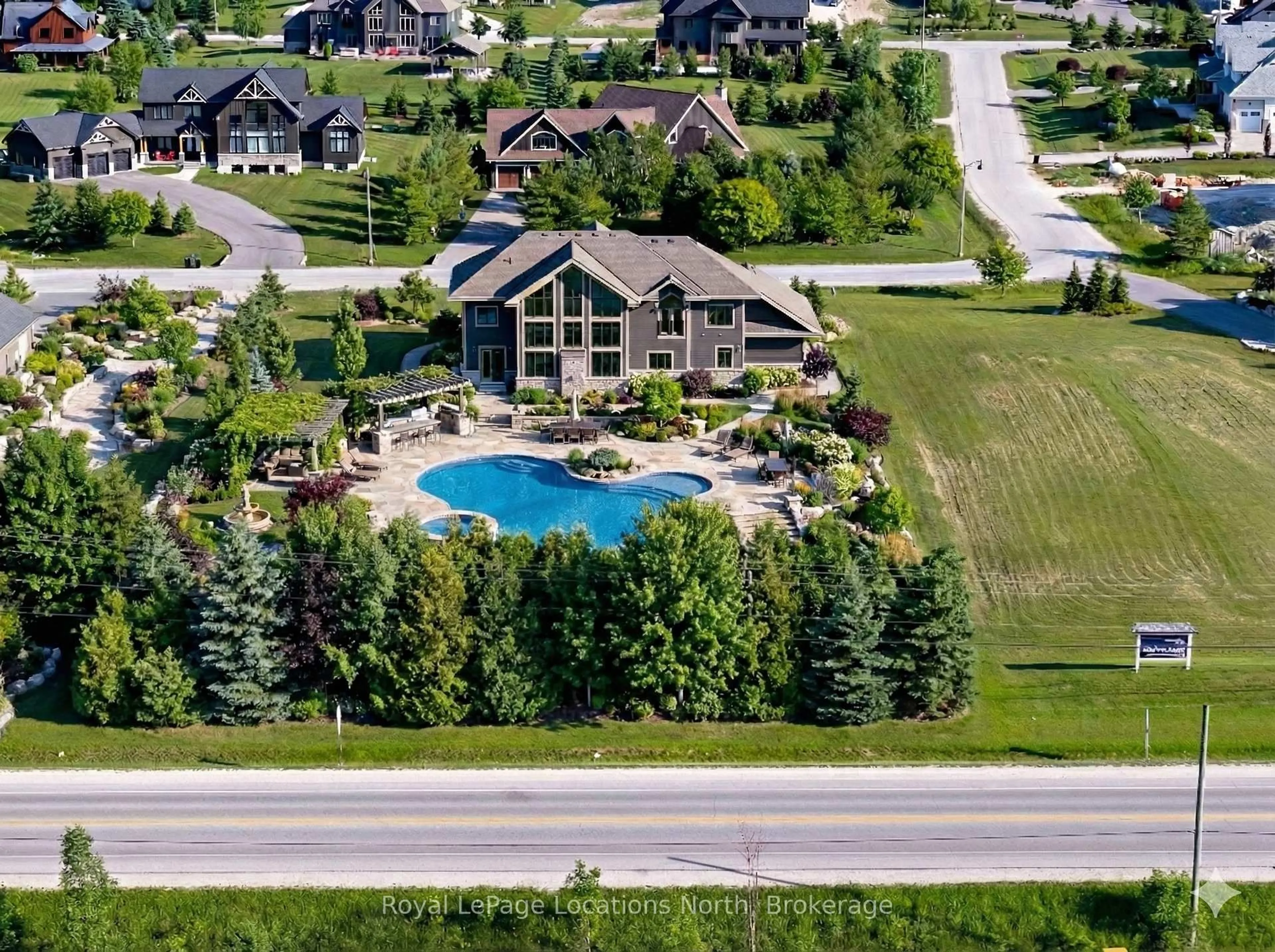 A pic from outside/outdoor area/front of a property/back of a property/a pic from drone, unknown for 11 WINDROSE VALLEY Blvd, Clearview Ontario L9Y 0K2