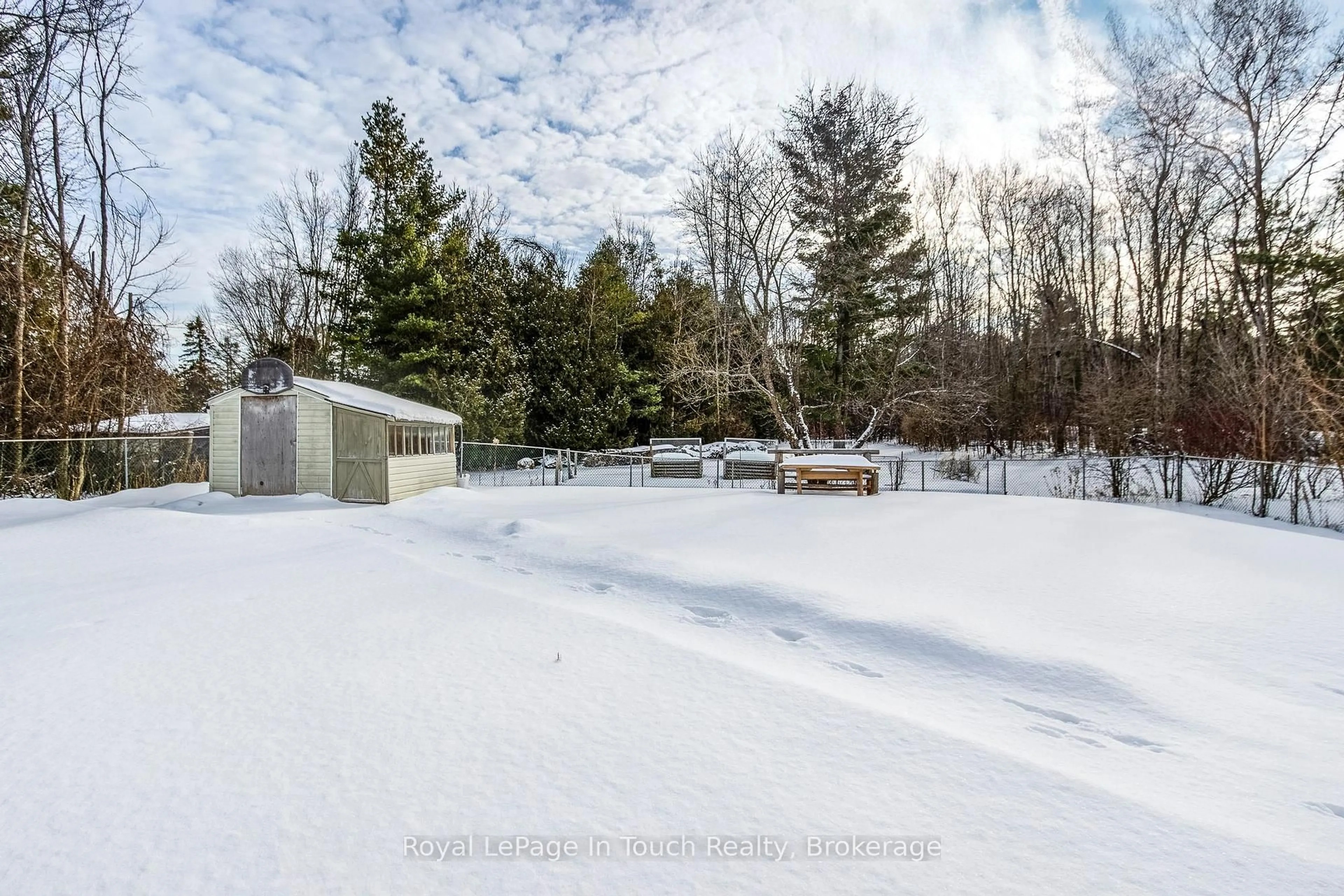 A pic from outside/outdoor area/front of a property/back of a property/a pic from drone, unknown for 9 Davis Dr, Tay Ontario L0K 2A0