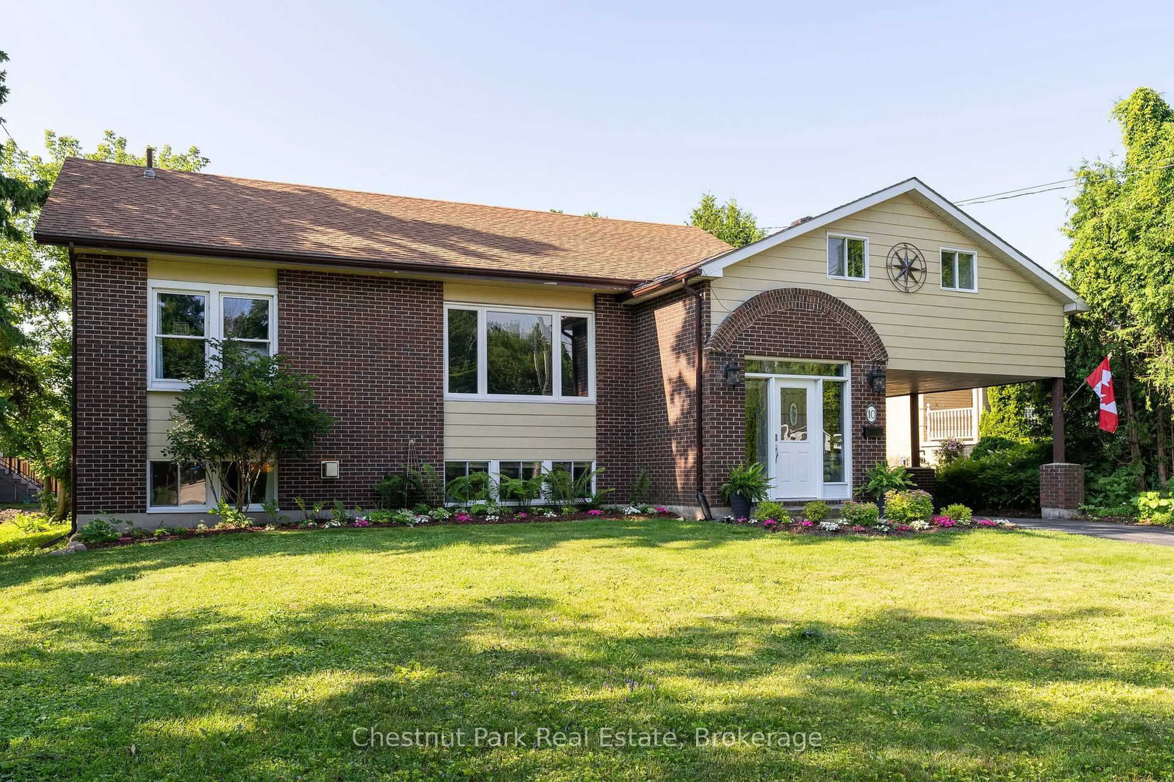 Home with brick exterior material, street for 10 Water St, Collingwood Ontario L9Y 4P1