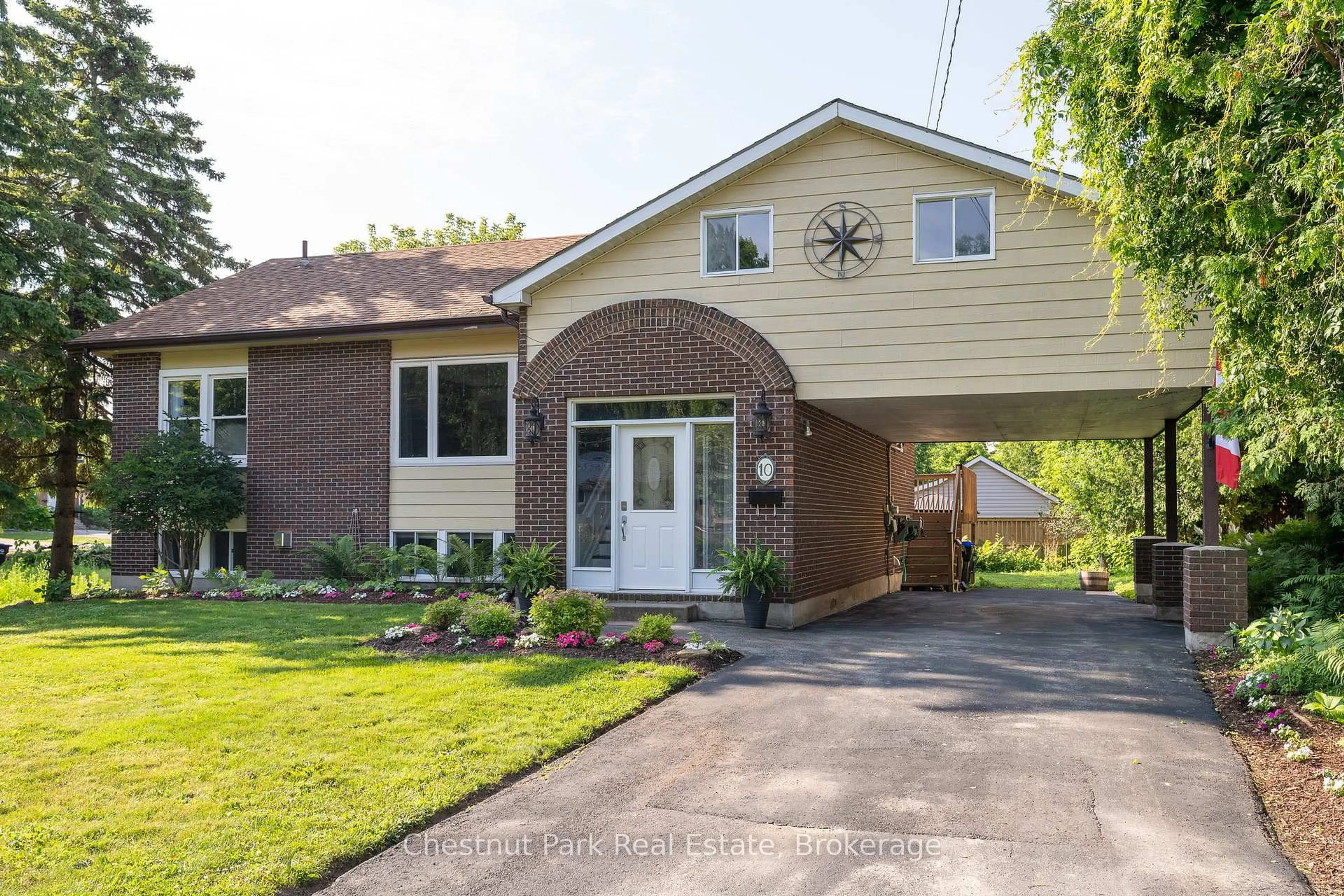 Home with brick exterior material, street for 10 Water St, Collingwood Ontario L9Y 4P1